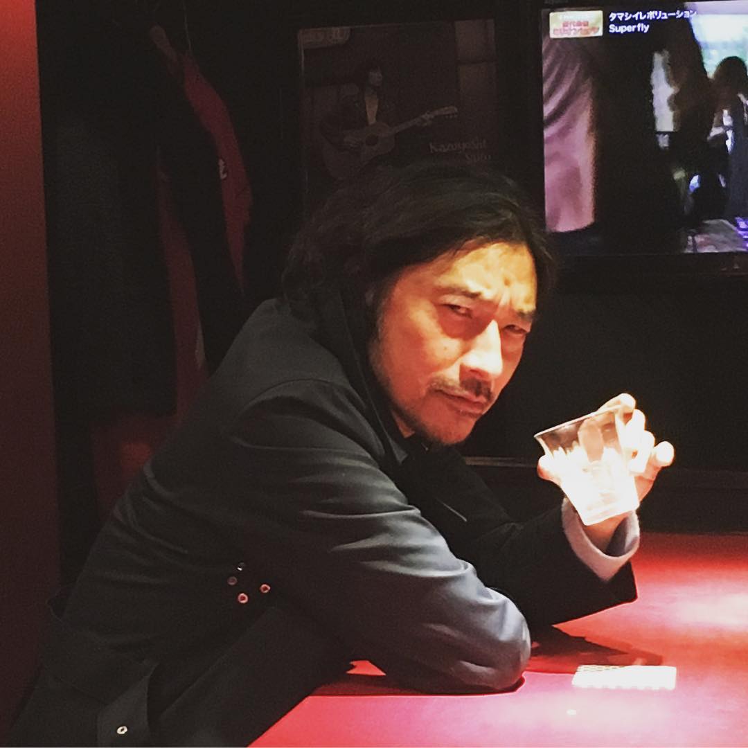 トータス松本のインスタグラム：「林檎ちゃんのアリーナツアーにシークレットで出させてもらった。ゴージャスな生演奏！本当に貴重な経験だったわー。 ありがとう林檎ちゃん！ #椎名林檎 #不惑の余裕 #写真は #衣装 #でも #ジャケット #着てない #もう一枚は #さいたまスーパーアリーナ #楽屋 #最後は #カウンターで」