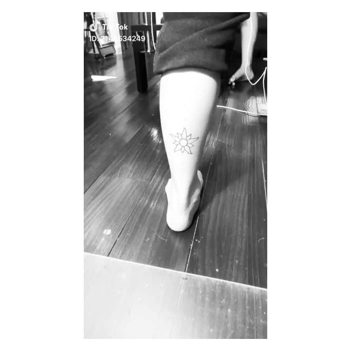 彫師美漸のインスタグラム：「@miiiiiraixx ・ カバーアップ(直す前は他店のタトゥー) ・ 元のタトゥーをうまくアレンジして、オシャレにパワーアップ👌✨ ・ #カバーアップ #刺青 #彫師 #美漸 #美漸ガールズタトゥー #彫師美漸 #湘南台 #中目黒 #タトゥー #tokyo #tattoo #art #fashion #bizenart #bizen #문신 #Bizentattoo  #tattooer #tattooist #tattooartist #tattooart #tattooshop #japanesetattoo」