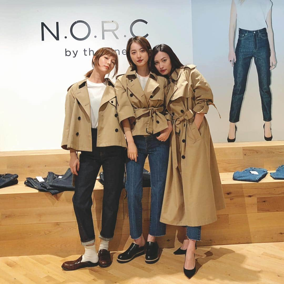 佐々木希さんのインスタグラム写真 - (佐々木希Instagram)「あやとつばさと N.O.R.C展示会へ。 スタイリストの斉藤くみさんが手掛けるコートがとても可愛かったなぁ🧥 カッコつけてポーズしてみた。笑  #NORC #斉藤くみ さん #大政絢 さん #本田翼 さん」12月1日 16時59分 - nozomisasaki_official