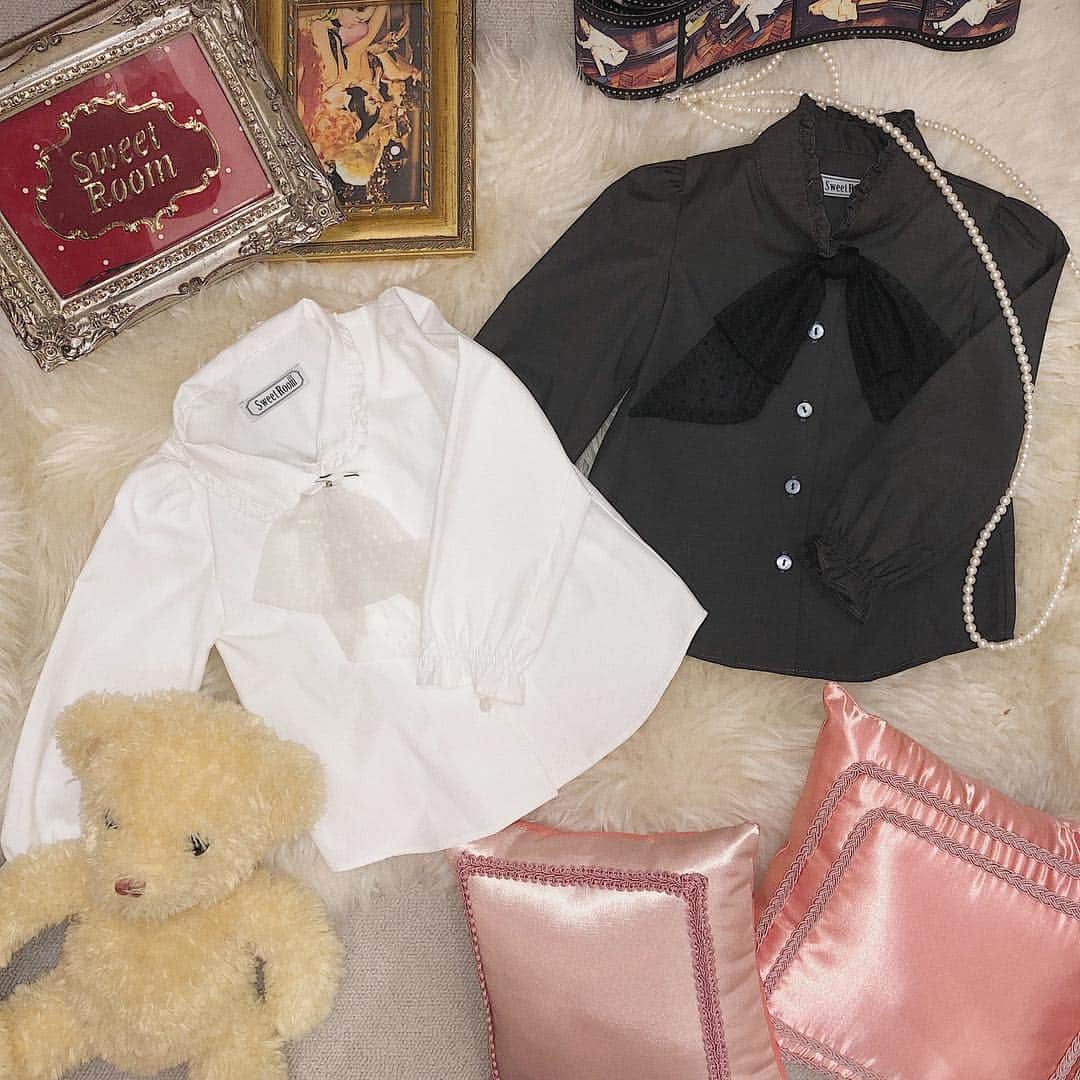 SweetRoom1ST. officialのインスタグラム：「お台場店 . ❤︎Recommend Item❤︎ . 💄フリルリボンブラウス ¥12,000+tax→¥7,200+tax（40%off） . . . size:95〜145 color:ホワイト・ブラック . . 📌店内一部商品を除き 40%offにて販売しております。 現金書留でのご注文も承ります。 お気軽にお問い合わせ下さい♪ . ☎︎03-6457-1027 . #sweetroom #SweetRoom1ST #kidsfashion #kidswear #formal #vintagefashion  #ig_kids#kids_japan #blouse #kidsmodel #japan #instagood #时尚 #ベビー服 #子供服 #キッズファッション #ブラウス #お台場ヴィーナスフォート #ファッション」