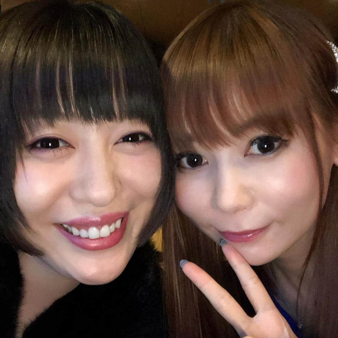 宇都宮まきさんのインスタグラム写真 - (宇都宮まきInstagram)「しょこピー🥰とまきピーだょ☺️💕 今度✨しょこピーんちで🏠 ピザパーティ🍕する約束しちゃった🥳 ピザの生地練りながら✨しょこたんごっこするんだょ‼️🤩 しょこたんごっことは✨ まきピーが勝手に作り上げた「しょこたん」っていうキャラが言いそうな事を😍しょこピーの前で披露するっていう遊びだょ😂💕 しょこピーが「それ言いそう〜🤣」って言ったら合格だょ💮💯 ちょ🤣‼️それどんな遊びっ😂😂😂 まきピーめっちゃ楽しみなんですけどー🥰🥰🥰 「しょこたん」が言いそうな事✨いっぱい考えて行くね🥳 しょこピー🤗💕いつも優しくしてくれてサンクスだょ😘 またフルーツ🥭の型取りしよぅね😻🥰🥳 バィバーイ🤗💓」12月1日 17時32分 - utsunomiyamaki