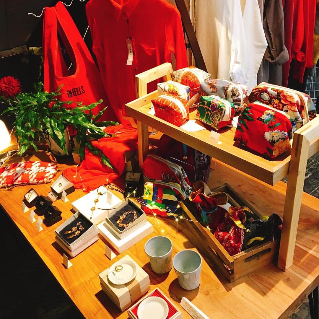 INHEELS OFFICIALのインスタグラム：「Luis Mendo @luismendo and INHEELS in “RED” は本日から。9日まで（4日は定休日）、午後1ー7時までです。ご近所の @chicolatte_lefreak さんも急遽参加！9日は5ー9時までクロージングパーティーも行います。 #ethicalfashion #popupshop #inheels #whosaidethicalisnotsexy」