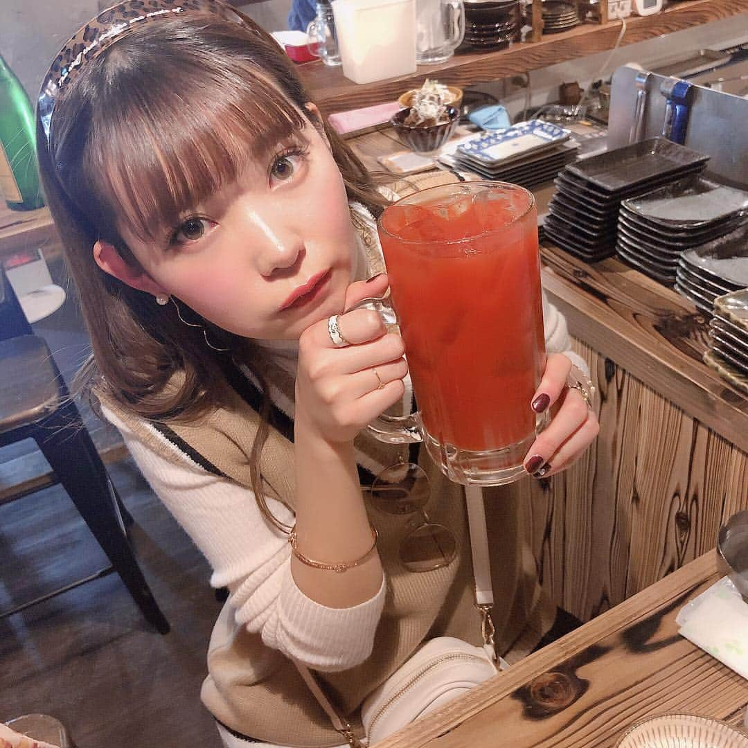 mimさんのインスタグラム写真 - (mimInstagram)「トマトハイが好きです。焼き鳥が好きです。大衆居酒屋が大好きです。 外見だけでいうとふわふわしてそうとか女の子っぽそうとか言われるのですが実際の所中身がまぁおじさんでして お酒も甘いものが苦手なのでバーに行っても緑茶ハイやビールしか飲めません。好きな食べ物が焼き鳥なのですが最高5日連続で食べたことがあります。毎日でも食べれるくらいには好きで最近は焼き鳥屋さんを新しく開拓するのが好きでハツとレバーとぼんじりなどチョイスが渋めです。 喋るとまぁふわふわしてません。自分なりにぶりっ子をしようとすると違和感が生じるのでありのままの喋り方でフォロワーの方々と接しています。そうするとノリがいい、テンション高い、うるさい、芸人…と自然と言われます。喋り方はマジギャルです。でもそれが親近感湧くと言ってくれる方が多いのでこれからもいい感じに接していきたいと思います。長文になったワロタmimの中身も好きになってください」12月1日 17時53分 - mim_11_11