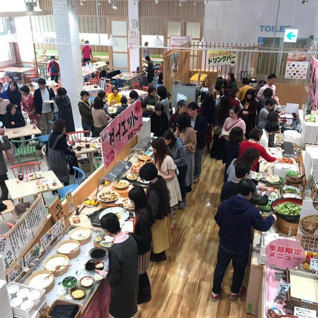 岩本初恵さんのインスタグラム写真 - (岩本初恵Instagram)「沢山のお客様 ご来店ありがとう ございました 💕💕 １２月は講演会から スタート 💕💕 サイン会喜んで 頂けました 💕💕 沢山のお客様に 幸あれ 💕💕 #はっちゃんTV #はっちゃんコーデ #生放送 #福岡 #佐賀 #長崎 #熊本 #愛しとーと #コラーゲン #テレビ #私服 #大人コーデ #楽しい #ファッション #大人女子 #ムービー #動画 #happy #aishitoto #good #fun #fashion #tv #smile #movie #講演会 #サイン会」12月1日 19時03分 - hatsue_iwamoto