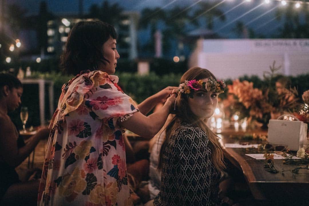デビー・ライアンのインスタグラム：「I’ve spent the last few days at a table of women discovering— all of us quilted together of different backgrounds, passions, cultures.. and so much commonality. Guys! The world is smaller than we think! It’s increasingly important to me that as young women navigating today’s culture we  celebrate sincerity,  adventure boldly,  stoke curiosity and  protect that fierce tenderness. Finding or creating a community where you all grow is a luxury, and key to deepening your perspective. I feel really lucky ✨ and renewed in my determination to live a life rich in wonder.  Ty @darling @alaskaair @alohamissions @feasthawaii and the feminine energy of the moon and sisterhood ily  photo by @paperantler」