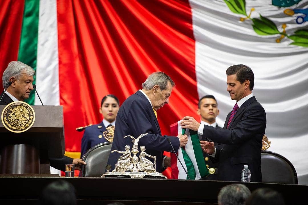 エンリケ・ペーニャ・ニエトのインスタグラム：「El más alto honor de mi vida haber servido a México.  Gracias.」