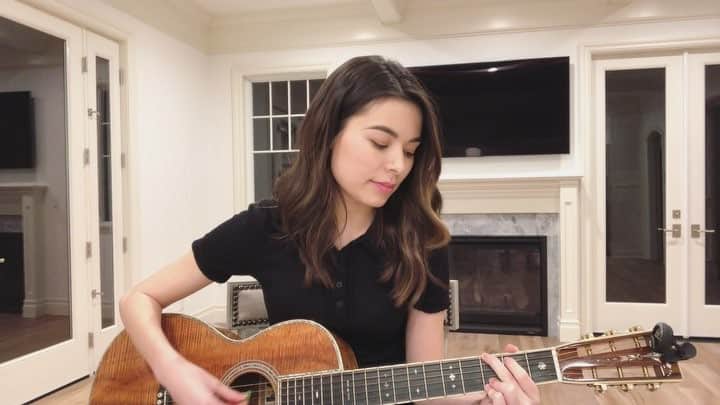 ミランダ・コスグローヴのインスタグラム：「Love this song and the message. Hope everyone is having a good day! 🖤」