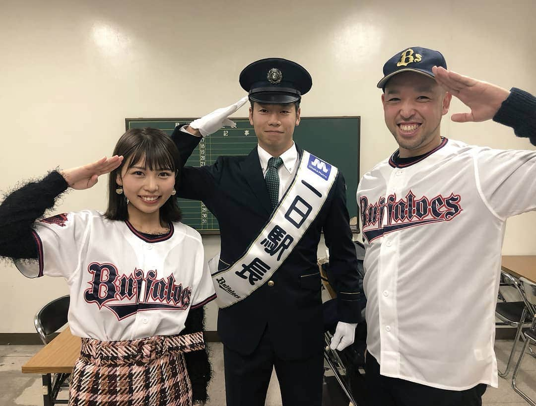 神戸佑輔のインスタグラム：「近藤大亮投手の、大阪メトロ京橋駅一日駅長イベントでトークショーのコーナーにご一緒させていただきました。 控え室に入られた時から最後まで、周りへのお気遣いをすごくしていただいて、駅長業務もギリギリまで真剣に練習されていました。 お話しでは、中継ぎとチームへの想いや責任感を語っていただき、そのお人柄に感動しました。 来季も近藤投手のさらなるご活躍を願って、僕達も応援しましょうね！⚾ #オリックスバファローズ #近藤大亮 投手」