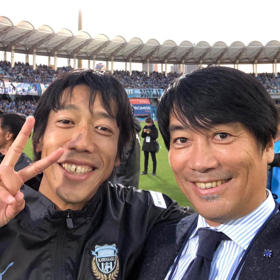 中西哲生のインスタグラム：「なんと表現して良いのか分かりませんが、ただただ感無量。1997年に川崎フロンターレがスタートし、どんなに頑張っても3000人しか入らない時代から、毎試合完売で2万人以上入るチームへ。そして、Jリーグ連覇。本当に本当に感無量です。  選手、いやフロンターレにかかわる全ての人間がサポーターと向き合って、川崎の方々がたくさん笑顔になる努力を続ける。そんな素敵なチームへフロンターレはなってきました。  川崎フロンターレにかかわる全ての方々、本当にありがとう。そして川崎フロンターレのサポーターの方々、本当におめでとうございます。この連覇は間違いなく、皆さんのチカラです。  #川崎フロンターレ #frontale #14 #中村憲剛 #中西哲生」