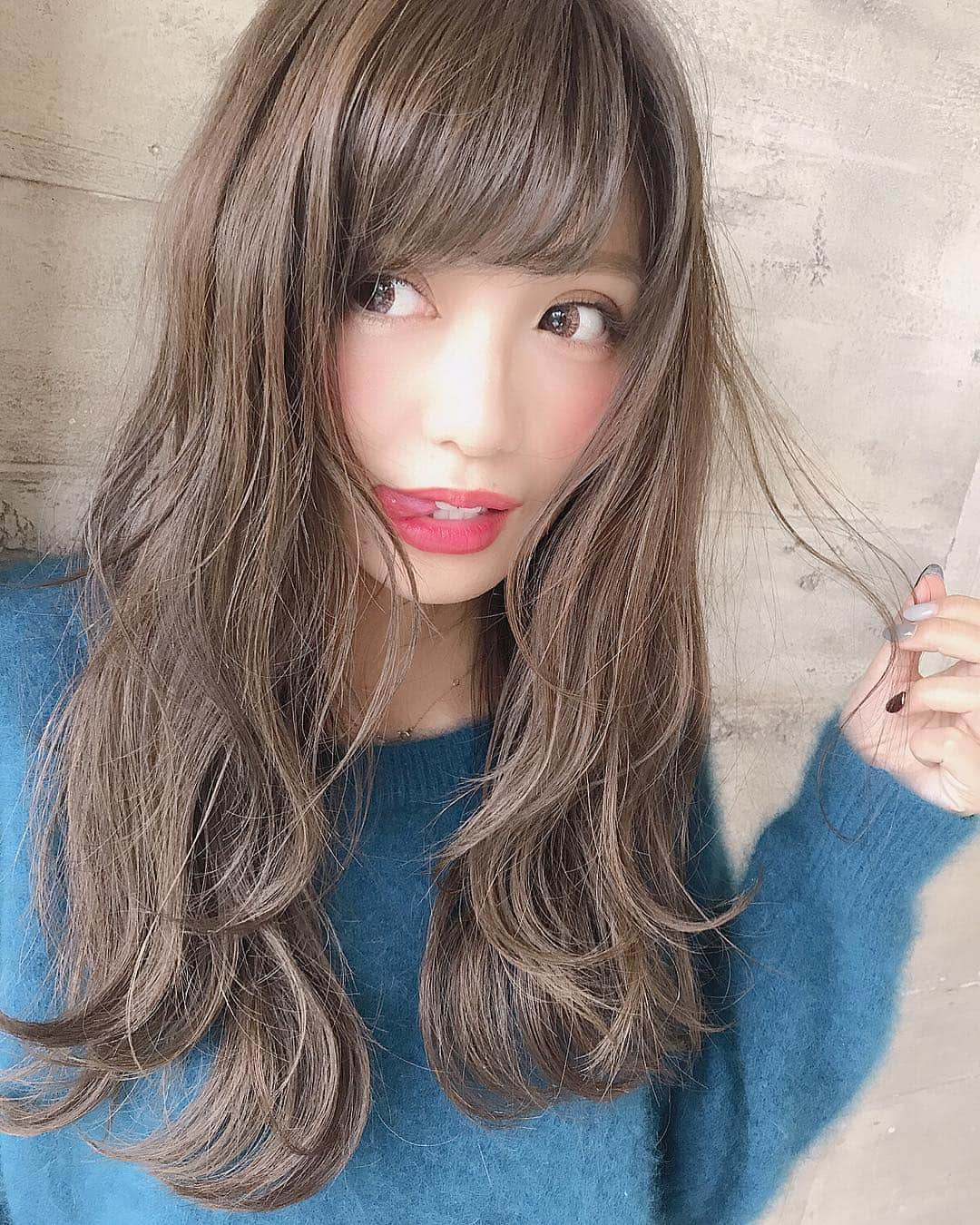 伊藤実祐さんのインスタグラム写真 - (伊藤実祐Instagram)「. . めちゃくちゃ目離れてるの 分かるやないですかこの写真 🤨🤢!!! . ほんま #ハゼ顔 やねんから🐟🐟🐟 . . 目ぇ離れてると、 クールなオシャレ顔に寄るって聞いてんけど... なんでや🤷🏻‍♂️ならん！おかしない🤷🏻‍♀️？笑笑 . . #モデル #TOKYOcreatist #JETs👣 #マツエク #メイク #カラコン #伊藤実祐 #いとうみゆ #みゆちゃい . . 写真やと分からんけど、 実は下唇の真ん中にホクロあるねんな🙃 #毒舌ボクロ #次世代の毒舌ボクロ ●← . . やでか！ってこれは納得やろ wwww💓 .」12月1日 21時13分 - miyu.61