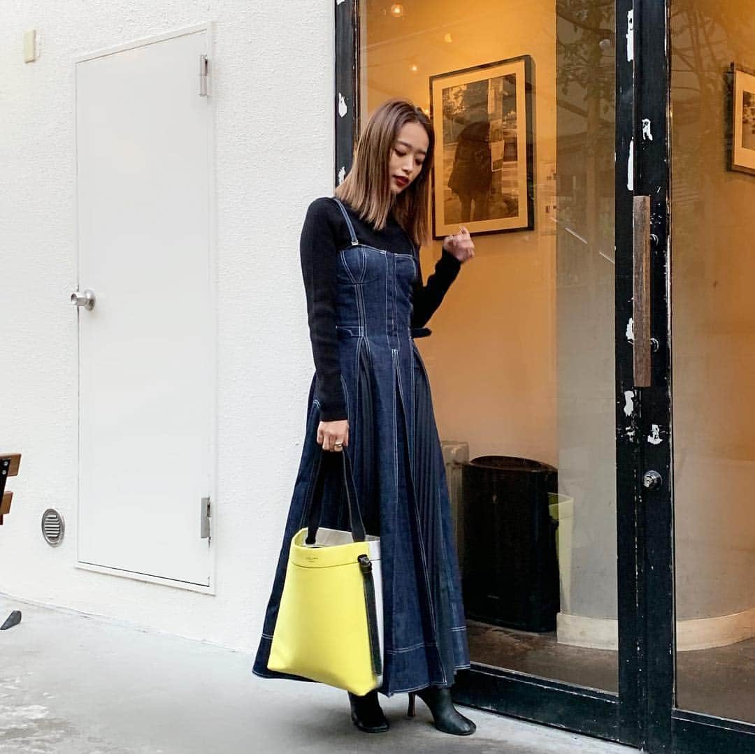 近藤千尋のインスタグラム：「載せ忘れの私服です☺️ @casa_fline のデニムワンピース💖 フロントホックでシルエットが 可愛くてお気に入りです🥰💜 ハイウエスト切り替わってたてるのでスタイルアップになるのも嬉しいです💓  #casafline  #カーサフライン  #フロントホックプリーツワンピース」