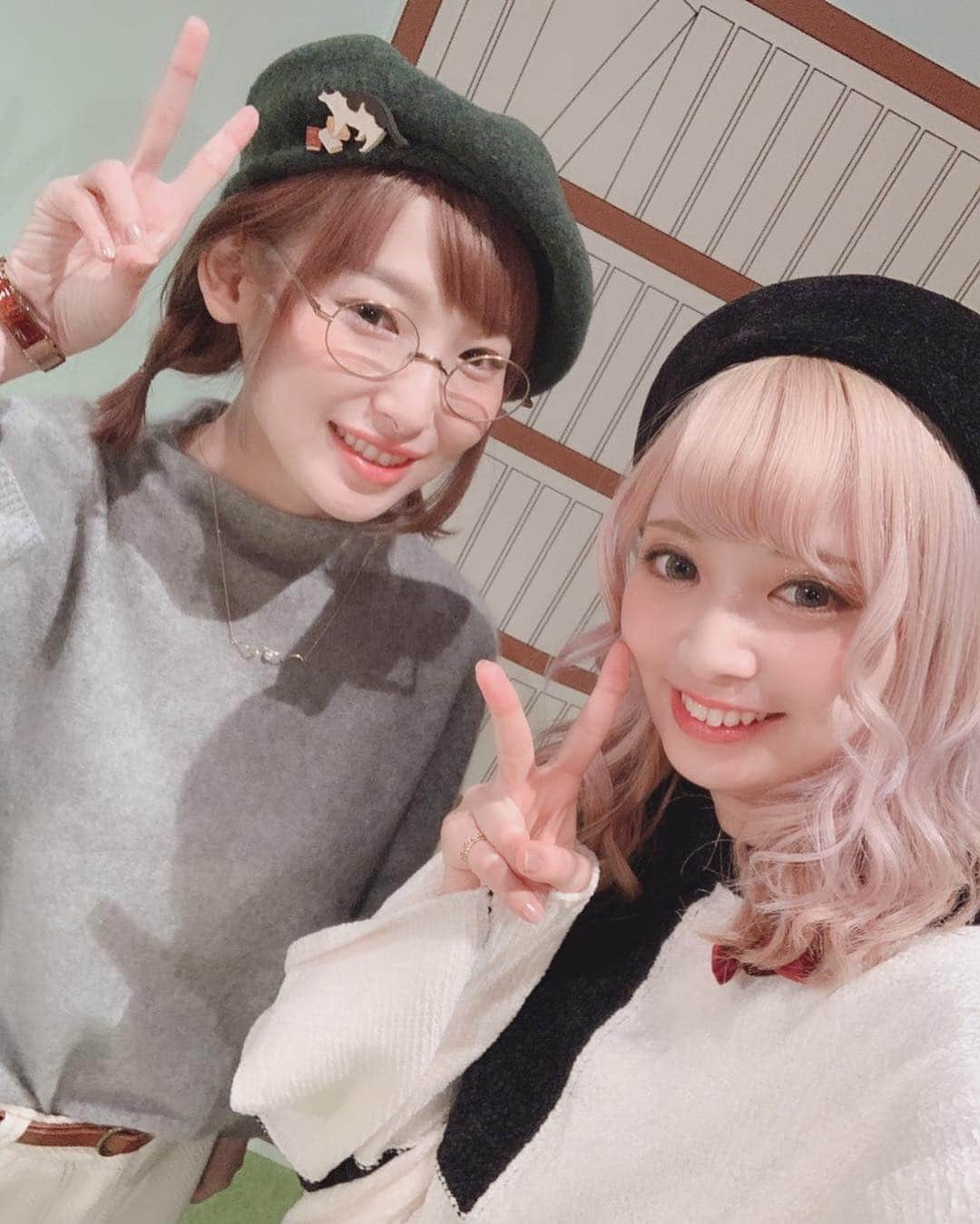 南條愛乃さんのインスタグラム写真 - (南條愛乃Instagram)「にゃんふぇすでした！ 今日のおよふくー。 久々にセルフスタイリングでした。時間なかったのでヒヤヒヤしました(笑) 猫モチーフはブローチつけてみましたよ〜〜。ブローチわかる写真が、なんかシャッターおされちゃった的な‥動きの途中みたいなものしかなく、、。 猫ちゃんと、すばるくんイメージで本もです。 そして山崎のはるかちゃんが写真撮ってくれたよーー！ありがとう〜〜！ ハルちゃんも相まって、ハルちゃんって呼びそうな予感がしてます(笑) ありがとうございましたー！」12月1日 21時34分 - nanjolno