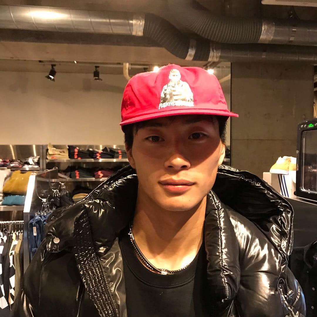荒木貴裕のインスタグラム：「今日は大志くんとデート笑 オシャレになりました！？ #廣岡大志#おしゃれ#買い物#デート」