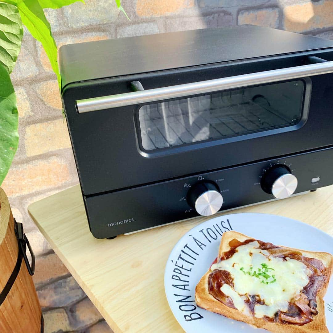 和希詩織さんのインスタグラム写真 - (和希詩織Instagram)「🍞🍛🧀 #toast #cheesetoast . . 新しい家電でハヤシ #チーズトースト 作ってみた😋安定のうまさ💖サクサクの中ふんわり。 . . スチーム#トースター よい感じ💛このトースターがドンキとはまず驚き‼️ . #一人暮らし にはこのこのサイズの#琺瑯 がめちゃ便利。 ちなまに、この琺瑯鍋なのに保存ができるの‼️保存の蓋がついてて作ったまま冷蔵庫にいけるのが神💖  スワイプ👉👉 . . ちなみに、 またまたドンキさんの新商品開発の会議ぞくぞく進んでるよ🙆‍♀️✨可愛さオシャレさ炸裂するので 乞うご期待😏💖 . . 今回載せて#キッチン#家電#雑貨 はすべてドンキなの✨ オシャレなのに情熱価格で私もこの家電からスタートしたかった一人暮らし！笑笑 . . . #タコパー したいアヒージョパーティーしたい。 . . . . . #ドンキホーテキッチングッズ#ドンキホーテアンバサダー#FiNCアンバサダー#モノニクス#ジェニカ#雑貨好き #インテリア雑貨 #オシャレさんと繋がりたい #可愛すぎて #一人暮らし部屋」12月1日 22時29分 - kazukishiori