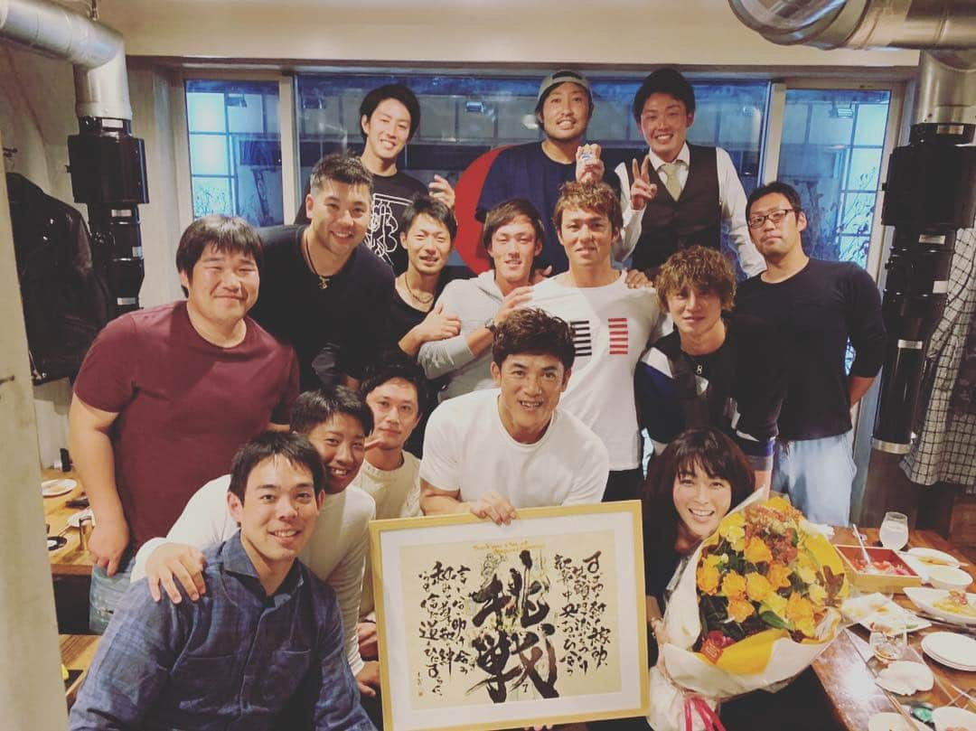 野田昇吾のインスタグラム：「稼頭央さん、25年間本当にお疲れ様でした‼︎本当に本当に小さい頃からのスーパースター！一緒にプレーできて幸せでした。  #松井稼頭央 さん#スーパースター#25年間#お疲れ様でした#中村剛也 さん#岸孝之 さん#炭谷銀仁朗 さん#松下建太 さん#マツケンサンバ#秋山翔吾 さん#木村文紀 さん#増田達至 さん#斉藤彰吾 さん#熊代聖人 さん#武隈祥太 さん#金子侑司 さん#源田壮亮 さん#野田昇吾 #mioさん」