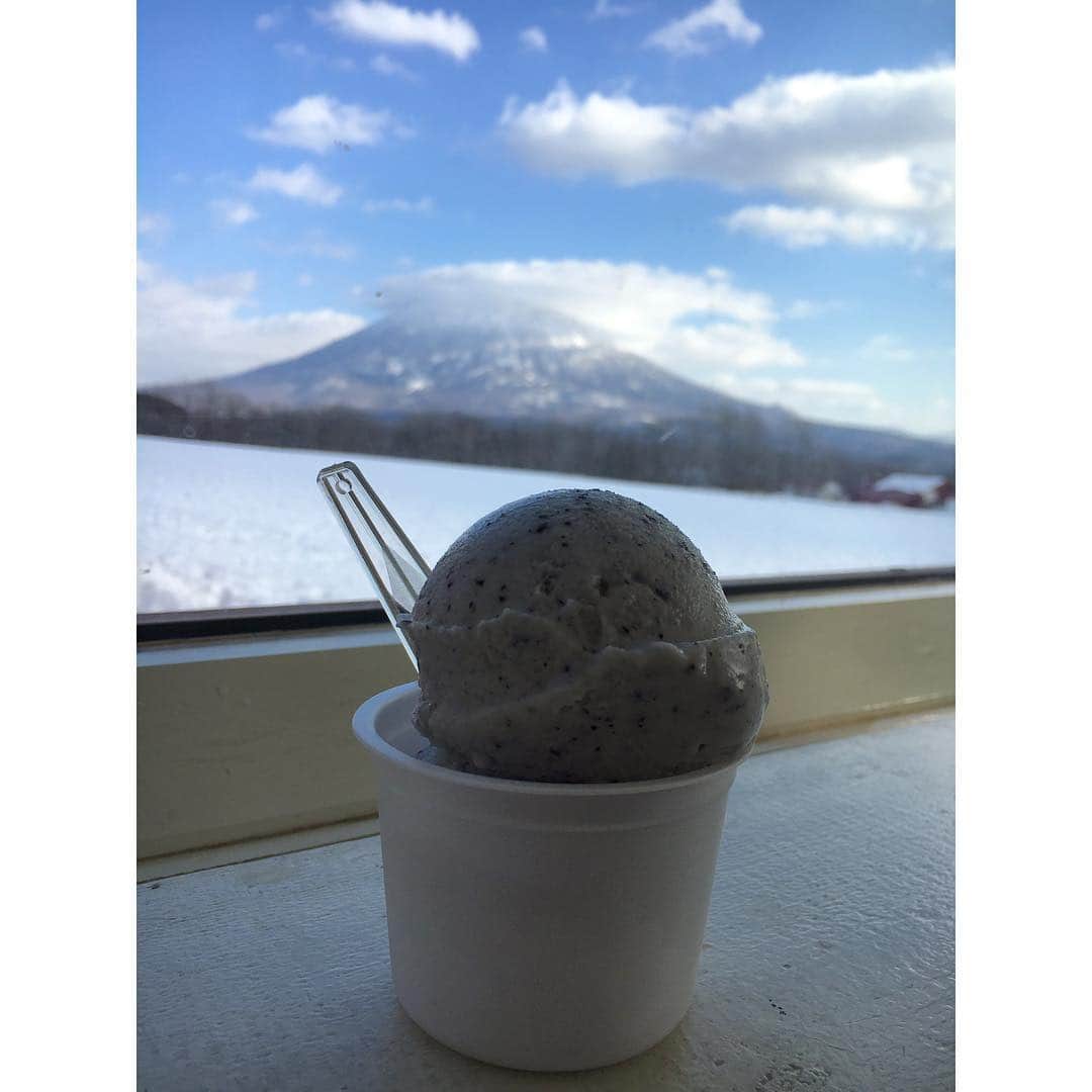 宏実さんのインスタグラム写真 - (宏実Instagram)「札幌の翌日は、移動して岩内にてライブ！1871（イワナイ）の可愛い女の子達と一緒にパフォーマンス✨とっても嬉しかったな😆 國本農園の國本耕助くんのイベント、抽選プレゼントがお米だったり、カレー屋さんとお野菜でコラボしたり、農家ならではでとっても楽しかったです！耕助くん  @kovsuke 呼んでくれて盛り上げてくれて本当にどうもありがとう！！ライブの翌日は四年前にも行ったスキーリゾート地、ニセコへ！とんでもなく美しい町でした！そしてジャガイモ麺の「豪雪うどん」を初めていただきましたが、透き通ってて、美味しすぎてビックリしました！！！！また食べたい😍😍😍kingdomのみなさま、お越し下さったみなさま、３日連続大地くん、本当にありがとうございました！  らぁぶ！#niseko #ニセコ #岩内 #國本農園」12月1日 22時59分 - hiromisrainbow