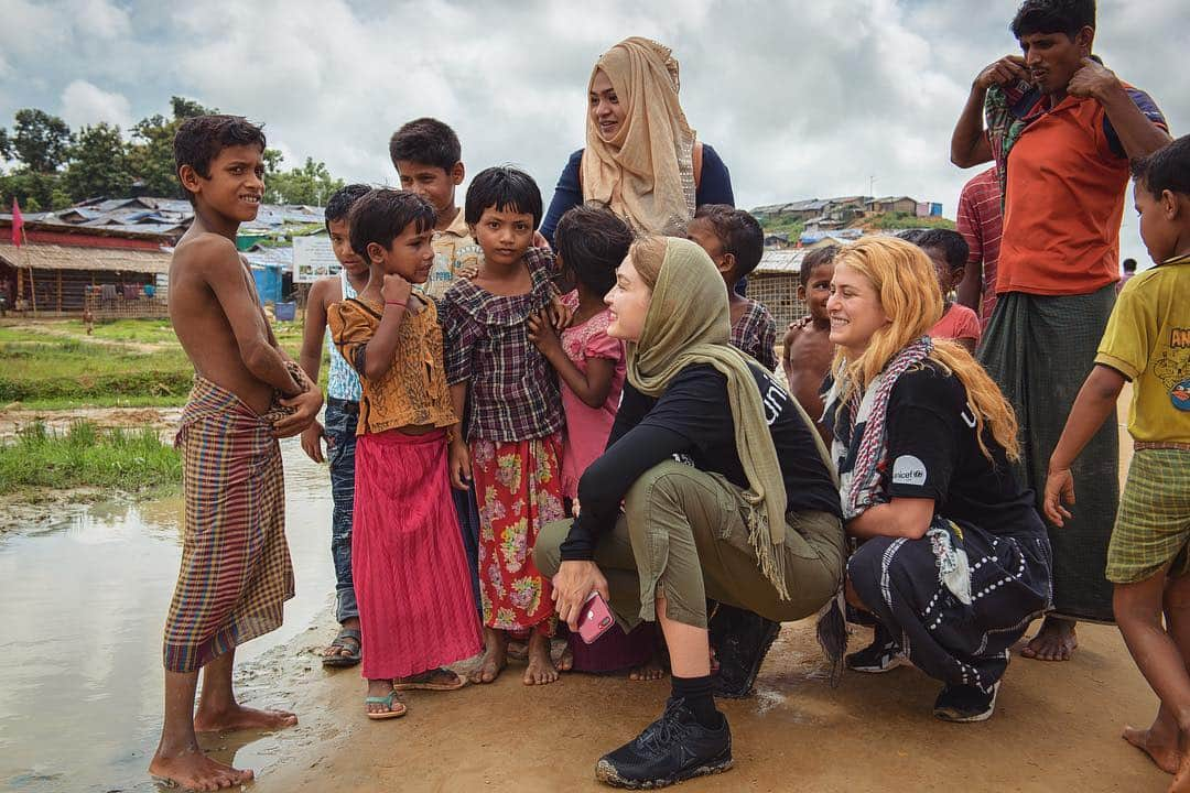 ジジ・ハディッドさんのインスタグラム写真 - (ジジ・ハディッドInstagram)「I have been lucky enough to see firsthand what an incredible impact your donations to UNICEF make ! ❤️ Become a lifeline for vulnerable children around the world : giving monthly allows UNICEF to be there before, during and long after conflicts or disasters. 🙏 No donation is too small! Sign up with @UNICEFUSA link in bio Cox’s Bazar Refugee Camp, Bangladesh 2018 field visit photos by @rahultalukder」12月1日 23時28分 - gigihadid