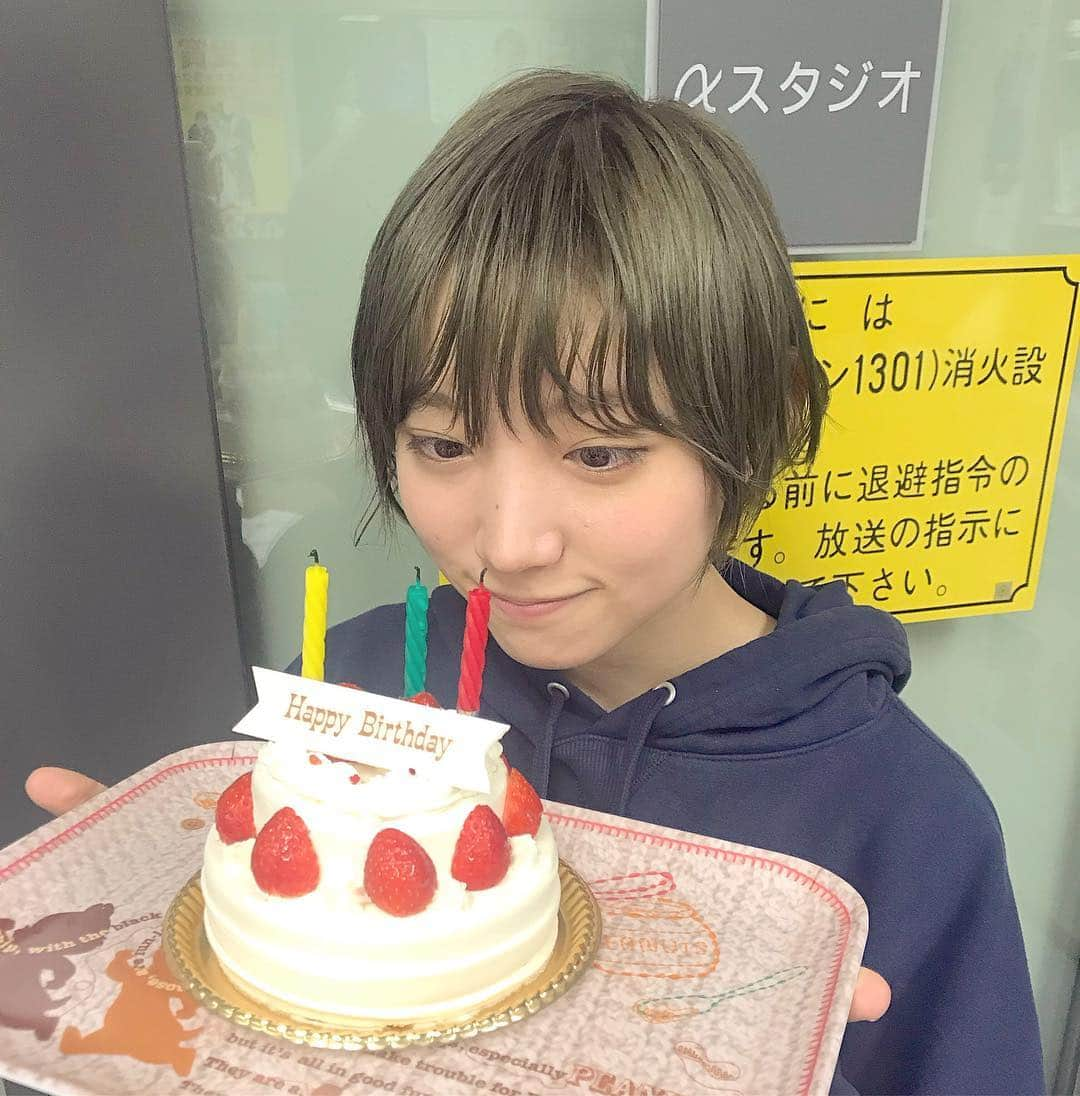 黒田詩織のインスタグラム：「・ 愛しの夢莉ちゃん お誕生日おめでとう💖 こんなに透明感のある子他にいません✨ いつも可愛すぎて癒されまくってるねん🤤 ラジオで仲良くなれることができてめっちゃくちゃ嬉しい！！！ これからもみずきちゃんと3人でワイワイしようね🙈 #nmb48 #ザヒットスタジオ#ザ・ヒットスタジオ#ラジオ#ラジオパーソナリティ#音楽情報番組」