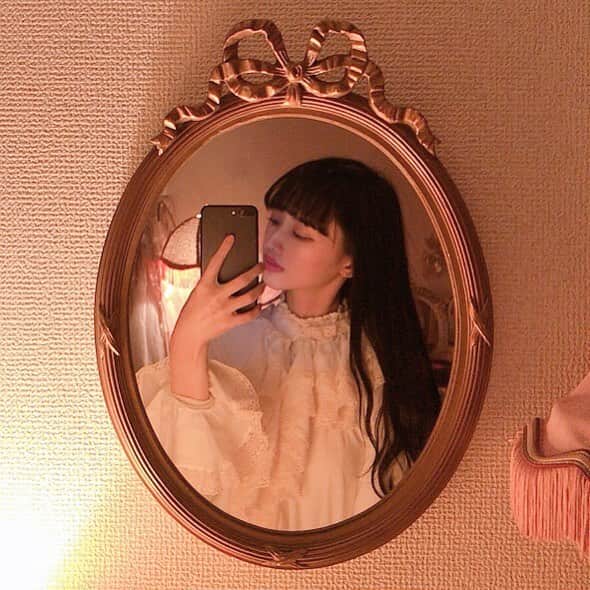酒元麻衣（まいへー）のインスタグラム：「今日は"映画の日"だったので映画を二本みました🌙❤︎ お気に入りのルームウェアは @charlotte__pajamas  フランスの生地やレースを使って手作りされているそうです🌹 #antique#interior#vintage#一人暮らし#ルームウェア#myroom」