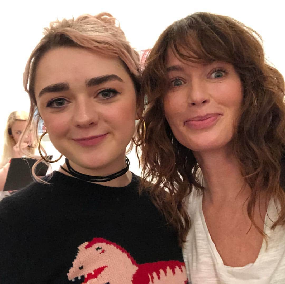 レナ・ヘディのインスタグラム：「One of my favorite all time humans @maisie_williams spoke with insight, honesty and humor, what a treat #elleweekender 💗💗💗💗💗#TopNerds #notsurewhereiwaslooking 🤪」