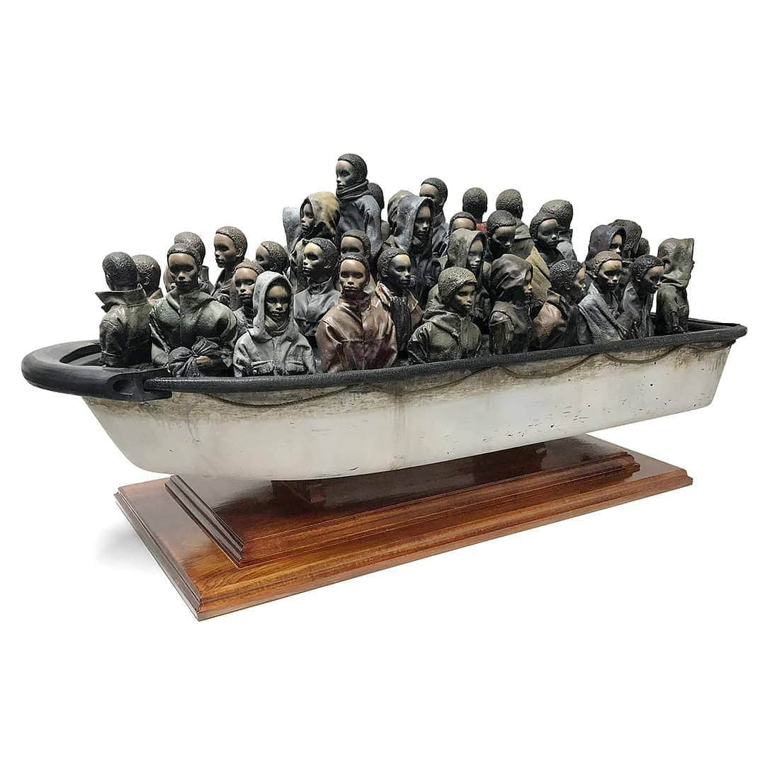 バンクシーのインスタグラム：「. I'm raffling one of the boats from Dismaland for £2 at www.choose.love  Fully remote controlled, top speed 3 knots, batteries included.  Just guess how much it weighs. It’s on display at the pop-up Help Refugees shop. 30 Fouberts Place, Carnaby Street, London until competition closes 22nd December.」