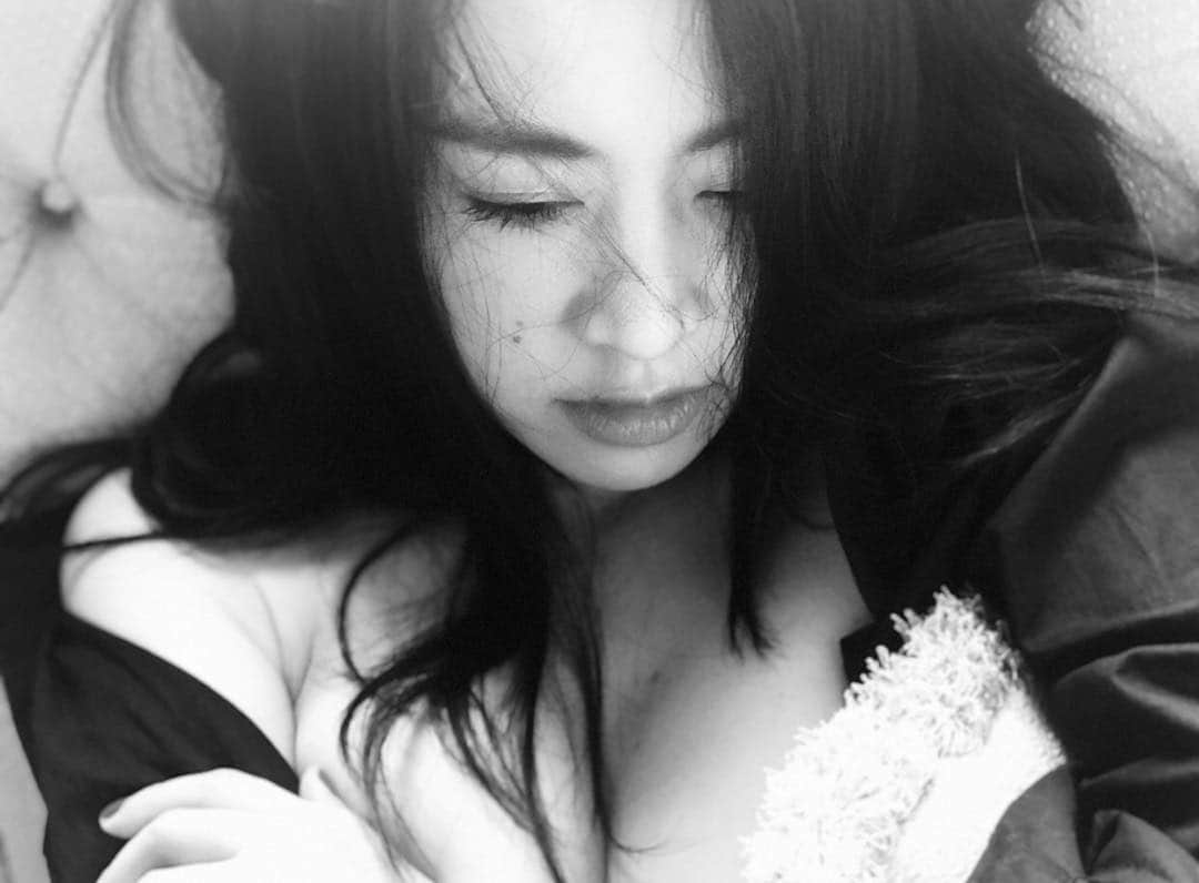 のインスタグラム：「ヤングキング記念✨ . 夜中のこっそりグラビア投稿٩( 'ω' )و . 皆様おやすみなさい💋 . _ #グラビア #ヤングキング  #gravure #magazine #model #actress #撮影 #モノクロ #monochrome #ennui #sexy #portrait #instagood」