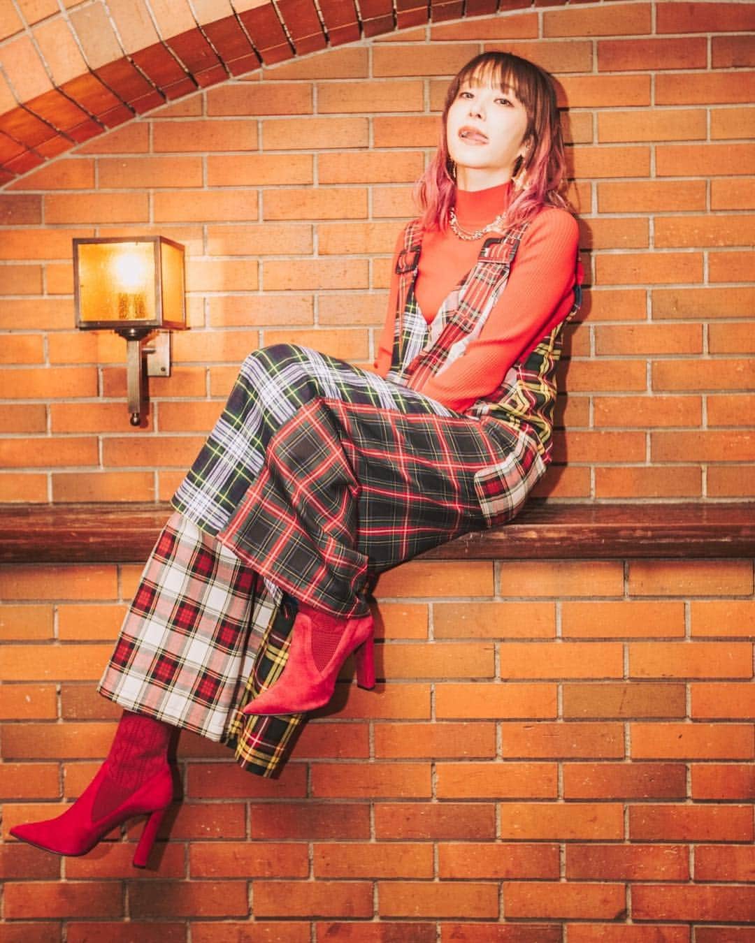 LiSAさんのインスタグラム写真 - (LiSAInstagram)「#赤い罠 をカジュアルにっ\( ¨̮ )/ 寒いお外で謎解きをしてくれた皆様に会いたかったので、寒さもしのげるカジュアル赤い罠に仕上げてもらいましたっ\( ¨̮ )/チェックも忘れずにっ☻ #LiSA  #赤い罠 #よっしーコーデ  photo by. @vizkage  styling by. @yoshida_miho ブルゾン @gvgv_official ニット @un3d_official サロペット @trinca_unplusun シューズ @dianashoespress  アクセサリー @gallerie_com 星のピアス @labelleetude_official」12月2日 2時22分 - xlisa_olivex