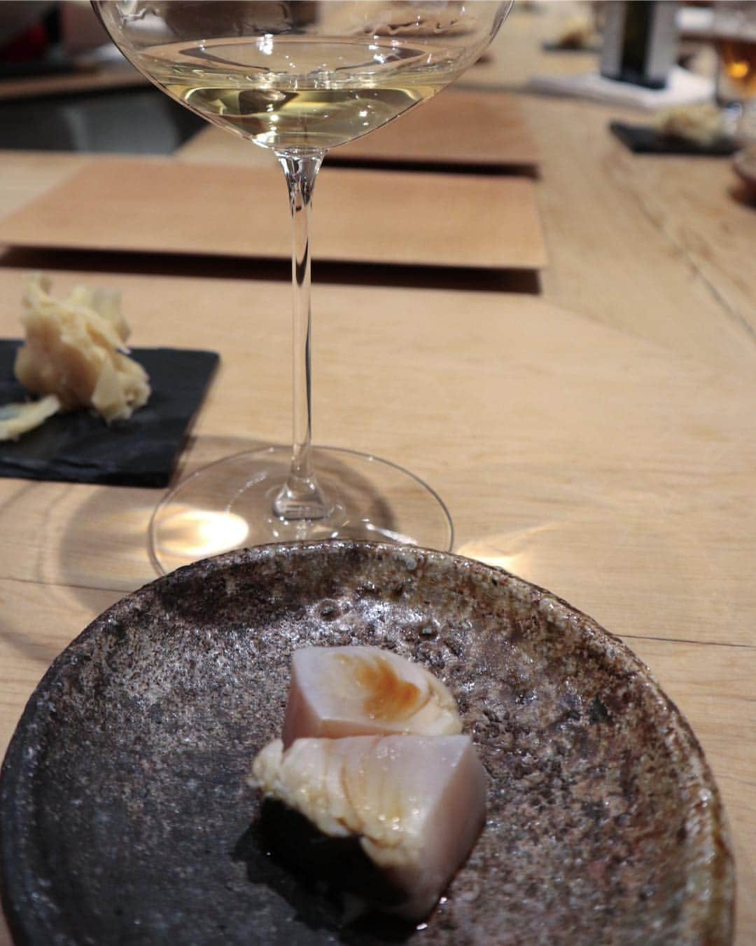 濱野りれさんのインスタグラム写真 - (濱野りれInstagram)「Sushi 'Mitani' #Reservation ➡︎Aroud a year #Taste ➡︎ Ａ I ask one quarter alcohol is pairing with cuisine🐟 Cuz I'm always drunk too much here even if it would be a lunch or a dinner😂 I love here's 'Tumami' is the second sheet to the sixth sheet photos more than 'Nigiri'. Thank you for a great time💋💋💋 . . #rirelog#mitani#sushi#sushistagram#toptokyorestaurants#tokyorestaurant#akasaka#tokyoeats#foodie#foodstagram#gourmet#tabelog#winelover#nihonshu#maguro#鮨#赤坂#食べるの大好き#食べ歩き#東京グルメ#グルメ女子#ワイン#日本酒#たべすたぐらむ#紀尾井町三谷」12月2日 14時02分 - riregram