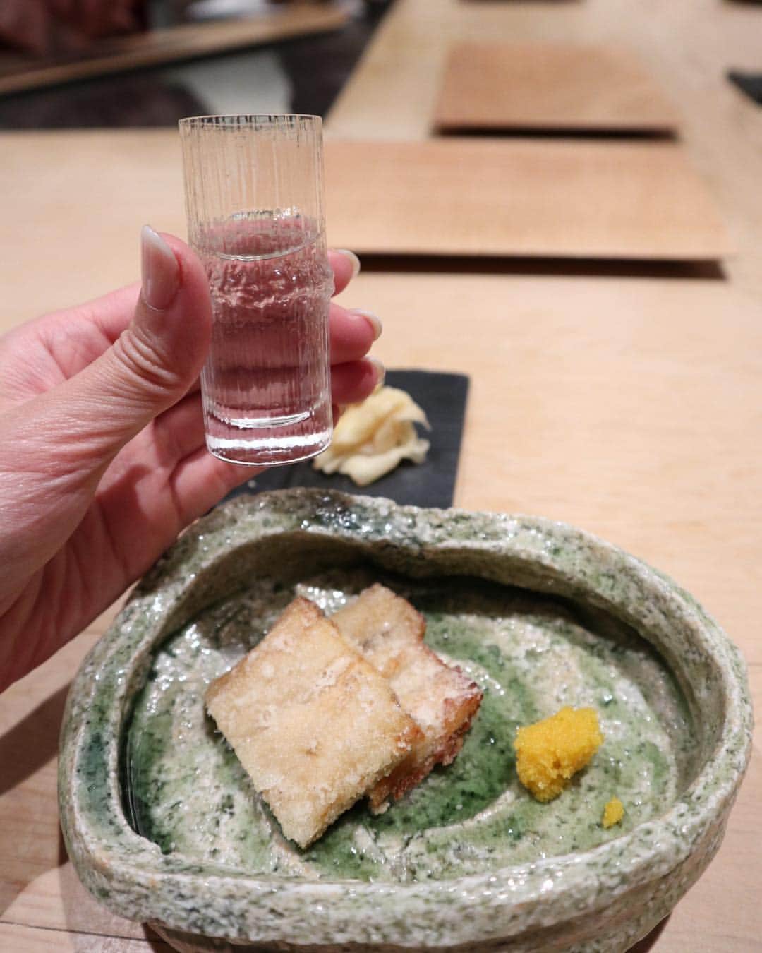 濱野りれさんのインスタグラム写真 - (濱野りれInstagram)「Sushi 'Mitani' #Reservation ➡︎Aroud a year #Taste ➡︎ Ａ I ask one quarter alcohol is pairing with cuisine🐟 Cuz I'm always drunk too much here even if it would be a lunch or a dinner😂 I love here's 'Tumami' is the second sheet to the sixth sheet photos more than 'Nigiri'. Thank you for a great time💋💋💋 . . #rirelog#mitani#sushi#sushistagram#toptokyorestaurants#tokyorestaurant#akasaka#tokyoeats#foodie#foodstagram#gourmet#tabelog#winelover#nihonshu#maguro#鮨#赤坂#食べるの大好き#食べ歩き#東京グルメ#グルメ女子#ワイン#日本酒#たべすたぐらむ#紀尾井町三谷」12月2日 14時02分 - riregram