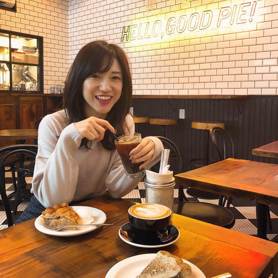森川侑美さんのインスタグラム写真 - (森川侑美Instagram)「. HELLO GOOD PIE🥧(BYE) こういう文字かけ、ふっと笑えるから好き 笑 THANK YOU VERY MACHA🍵(MUCH) とかとか。笑  なんともゆるい週末を満喫〜☕☺️️ パイめっちゃ美味しかった🥧 本当にほんと美味しいから大阪の方オススメですー！ 友達が食べてたほうじ茶パイも。 きっと全部美味しいんだと思う また買いに行こっと♪ . #大阪カフェ#心斎橋カフェ#アッポーパイ#ほうじ茶スイーツ  #cafe#coffee#cake#applepie#hellogoodpie」12月2日 14時53分 - yumi.morikawa322