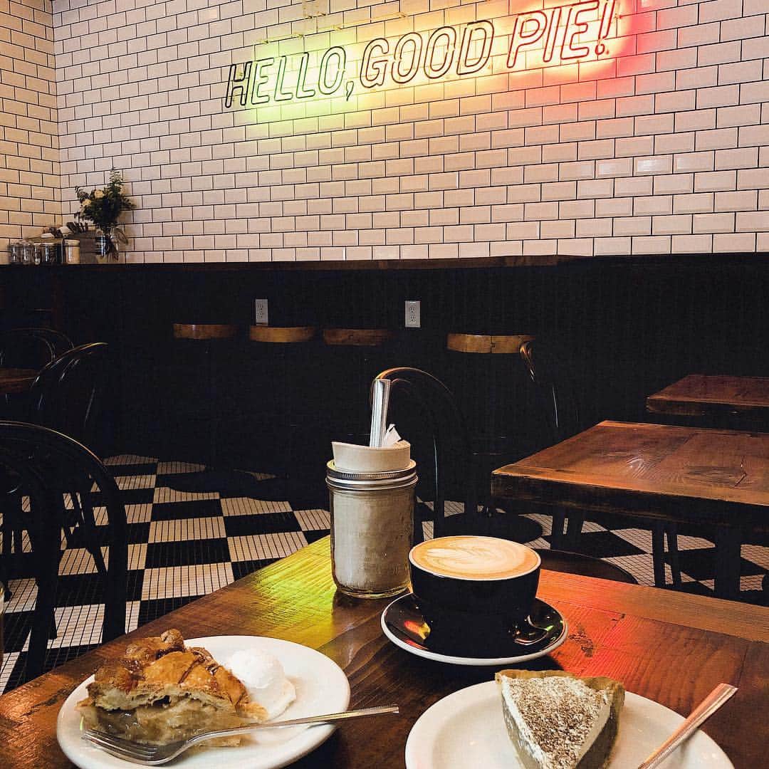 森川侑美さんのインスタグラム写真 - (森川侑美Instagram)「. HELLO GOOD PIE🥧(BYE) こういう文字かけ、ふっと笑えるから好き 笑 THANK YOU VERY MACHA🍵(MUCH) とかとか。笑  なんともゆるい週末を満喫〜☕☺️️ パイめっちゃ美味しかった🥧 本当にほんと美味しいから大阪の方オススメですー！ 友達が食べてたほうじ茶パイも。 きっと全部美味しいんだと思う また買いに行こっと♪ . #大阪カフェ#心斎橋カフェ#アッポーパイ#ほうじ茶スイーツ  #cafe#coffee#cake#applepie#hellogoodpie」12月2日 14時53分 - yumi.morikawa322