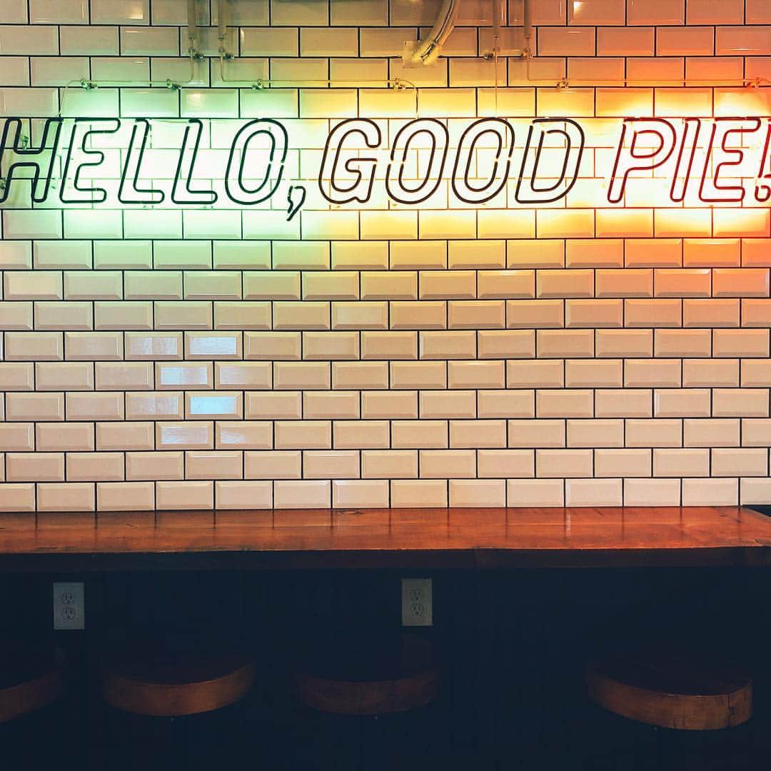 森川侑美さんのインスタグラム写真 - (森川侑美Instagram)「. HELLO GOOD PIE🥧(BYE) こういう文字かけ、ふっと笑えるから好き 笑 THANK YOU VERY MACHA🍵(MUCH) とかとか。笑  なんともゆるい週末を満喫〜☕☺️️ パイめっちゃ美味しかった🥧 本当にほんと美味しいから大阪の方オススメですー！ 友達が食べてたほうじ茶パイも。 きっと全部美味しいんだと思う また買いに行こっと♪ . #大阪カフェ#心斎橋カフェ#アッポーパイ#ほうじ茶スイーツ  #cafe#coffee#cake#applepie#hellogoodpie」12月2日 14時53分 - yumi.morikawa322