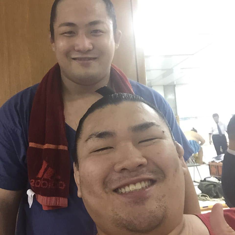 照強翔輝のインスタグラム：「先場所は皆様の応援のおかげで10勝する事がでしました！ 人生初の二桁勝利！ 来場所もがんばります。 冬巡業が今日から始まりました！ 付き人は初巡業の翠富士！怪我なく頑張ります」