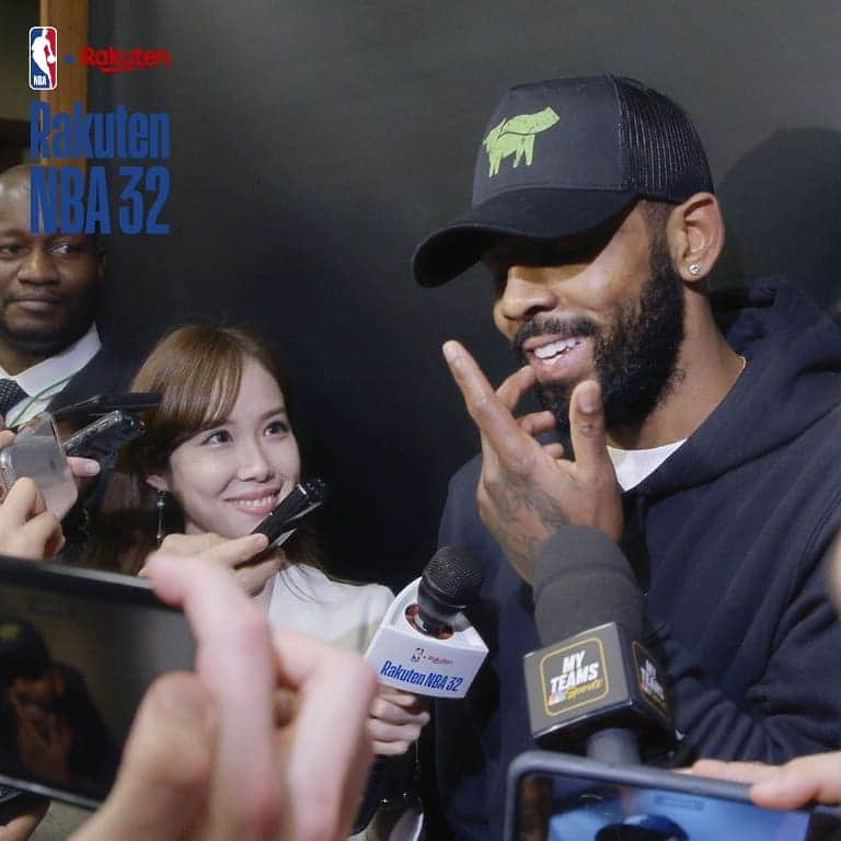 Rakuten NBA 32さんのインスタグラム写真 - (Rakuten NBA 32Instagram)「. Celtics担当のメロディーモリタです☘ . Kyrie Irving選手に試合直後、インタビューをすることができました‼️✨ . シーズンの1/4が過ぎ、その期間中のKyrie選手の思い、チームメイトの成長、チームの進化など、今に至るまでを振り返りながら詳しく語ってくれました。試合は128-95でCelticsがCavaliersに勝利し、2試合連続で得点のシーズンハイを更新しました🔥 . 今後、インタビュー動画、試合の様子、アリーナの雰囲気などもアップされますので、皆さんにもNBAの試合を一緒に観に来ている様に感じて頂けると嬉しいです。どうぞお楽しみに！😊 . -------------------- 楽天NBA32ではNBAの最新情報を発信しています。 選手インタビューやバスケアイテムの紹介など、耳寄り情報が盛りだくさん！ NBAの最新情報をゲットしたい方は @rakuten_nba32 をフォロー！ 選手情報は #rakutennba32_player をチェックしてください。 -------------------- . #nba #nbabasketball #nba2k18 #nbastore #nbanews #rakuten #RakutenTV #rakutennba32 #basketball #楽天 #楽天TV #楽天NBA32#バスケ #バスケ #バスケットボール #バスケ女子 #バスケ好きな人と繋がりたい #ボストン #セルティックス #カイリーアービング #アービング #インタビュー #メロディーモリタ」12月2日 6時51分 - rakuten_nba32