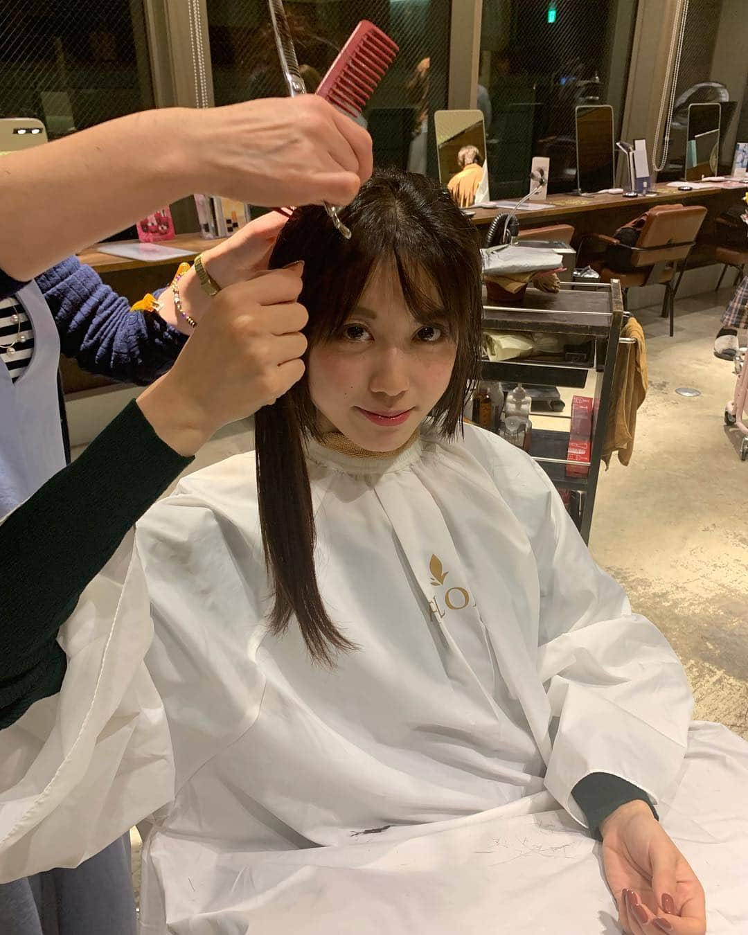 西村まどかさんのインスタグラム写真 - (西村まどかInstagram)「西村まどか断髪式の一部始終💇‍♀️✂️ 心機一転！がんばります！ お天気2も見てねー🤗❤️ #西村まどか #お天気お姉さん  #シューイチ #断髪しました #髪の毛切ったから更新する画像に困った結果… #更新ゼロ #切った毛が馬の尻尾みたい #🐴🐎🏇 #これで競馬ももっと当たるかな？ #2019年に向けての決意 #今後ともよろしくお願いします」12月2日 7時47分 - madoka_nsmr_staff