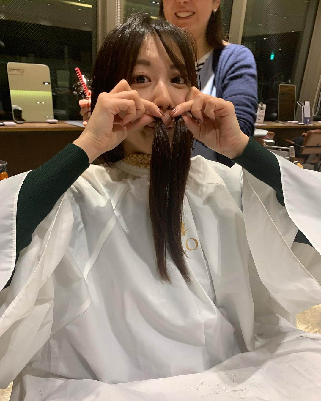 西村まどかさんのインスタグラム写真 - (西村まどかInstagram)「西村まどか断髪式の一部始終💇‍♀️✂️ 心機一転！がんばります！ お天気2も見てねー🤗❤️ #西村まどか #お天気お姉さん  #シューイチ #断髪しました #髪の毛切ったから更新する画像に困った結果… #更新ゼロ #切った毛が馬の尻尾みたい #🐴🐎🏇 #これで競馬ももっと当たるかな？ #2019年に向けての決意 #今後ともよろしくお願いします」12月2日 7時47分 - madoka_nsmr_staff