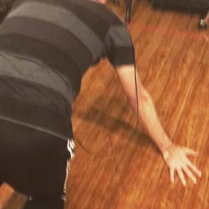 鵜飼孝治のインスタグラム：「本日お昼の12:00からBOZE STYLEワンマンショー@下北沢モザイク、残りチケあと少しですが、ギリギリまでご予約受付けます。 動画は、合津さんの最近ハマってる筋トレを盗撮。」