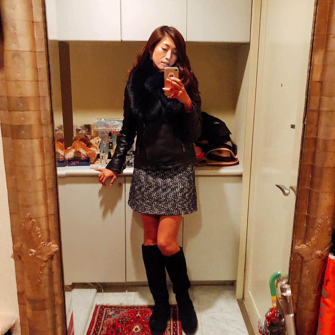 森下千里のインスタグラム：「中華を食べに行くので、 ちゃんとした格好を。 今年、展示会で買ったファーが活躍🙌🏻 黒って、楽だなぁ。 . . #chinesefood #restaurant #dinnerstyle #ごはん #食べ行くよ #中華 🥟#大勢 #楽しい #今日のコーデ #大人かわいい #ってやつ」