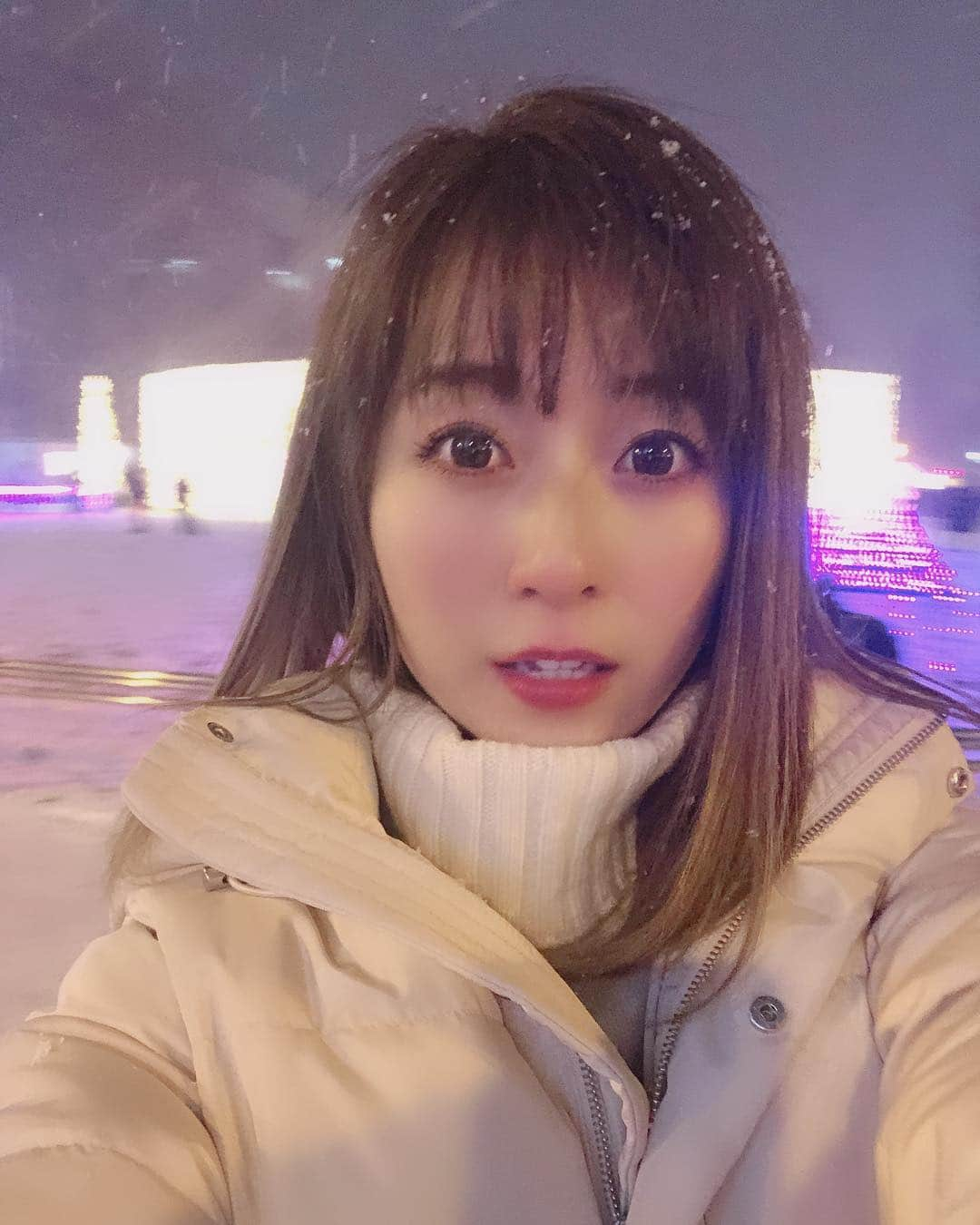 水野佐彩さんのインスタグラム写真 - (水野佐彩Instagram)「・ ❄️❄️❄️❄️❄️❄️❄️❄️❄️❄️ 雪やこんこん☃️💕 ❄️ 昨日から Hard Rock Japan様にご招待いただき 北海道に来ています🧸❄️ ❄️ 冬の北海道初めてで 真っ白な世界にわくわく🤗💕 ♬今宵涙こらえて奏でる愛のserenade〜♬ ♬雪が綺麗と笑うのは君がいい〜♬ ♬絶好調真冬の恋スピードに乗って〜♬ と 鼻歌が止まりません🥰❄️笑 ❄️ 今日は朝からおいしい牛乳飲んで テンション高めな私です🐄💕 みなさま 素敵な日曜日を過ごしてください🎄 #北海道旅行 #北海道女子旅 #札幌 #銀世界 #ホワイトクリスマス #クリスマスマーケット #hardrockjapan #ハードロックジャパン #北海道コンサドーレ札幌 #コンサドーレ #北海道 #コンサドールズ #コンサドーレ札幌  @hardrockjapan」12月2日 9時37分 - saaya_mizuno