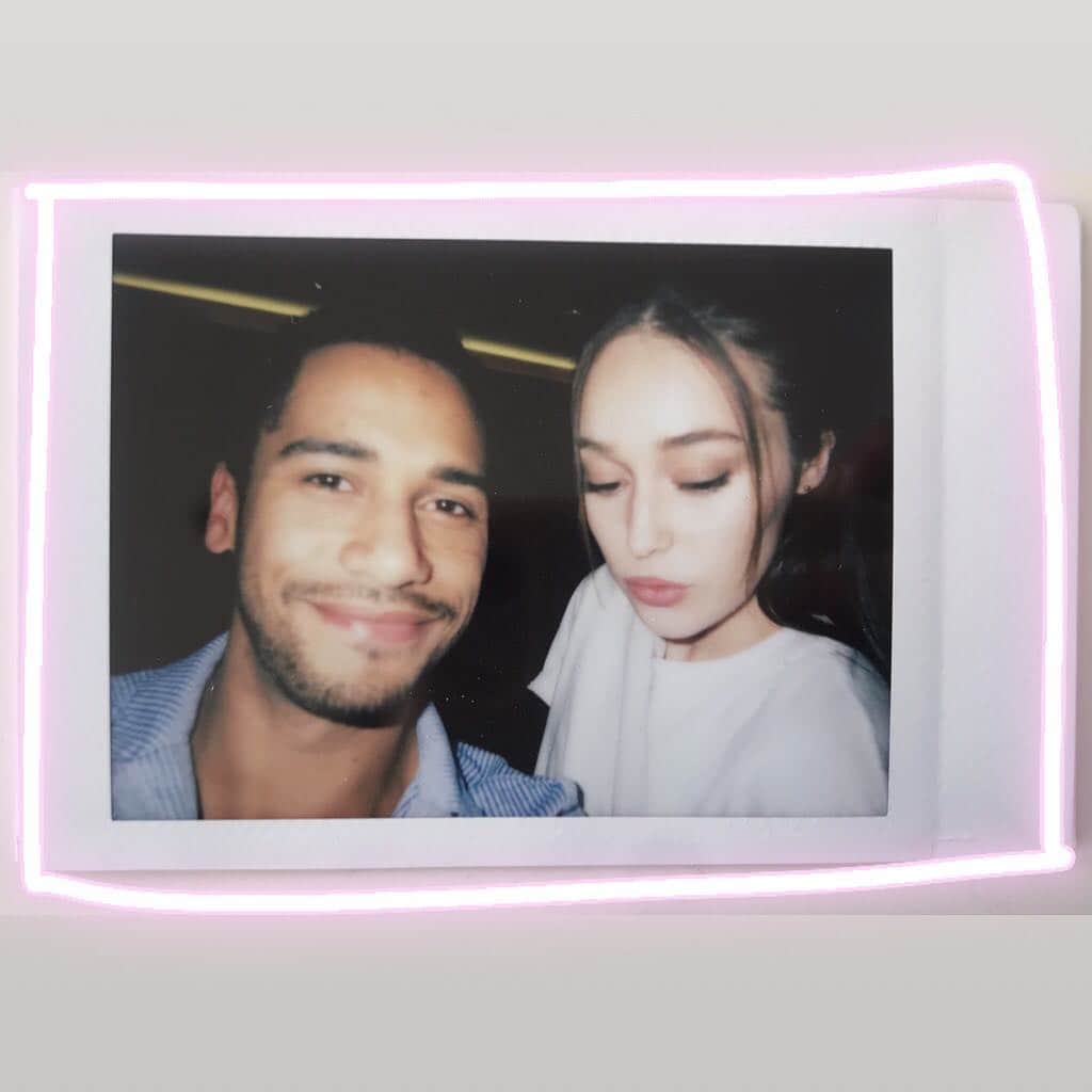 アリシア・デブナム・キャリーのインスタグラム：「Partners in car-pool karaoke crime.」