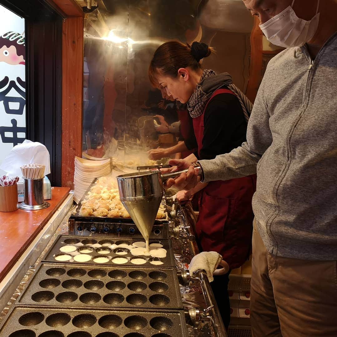 投資家兼FXトレーダー Tatsuki Jinnoのインスタグラム：「たこ焼きうまそーです！  #谷中銀座」