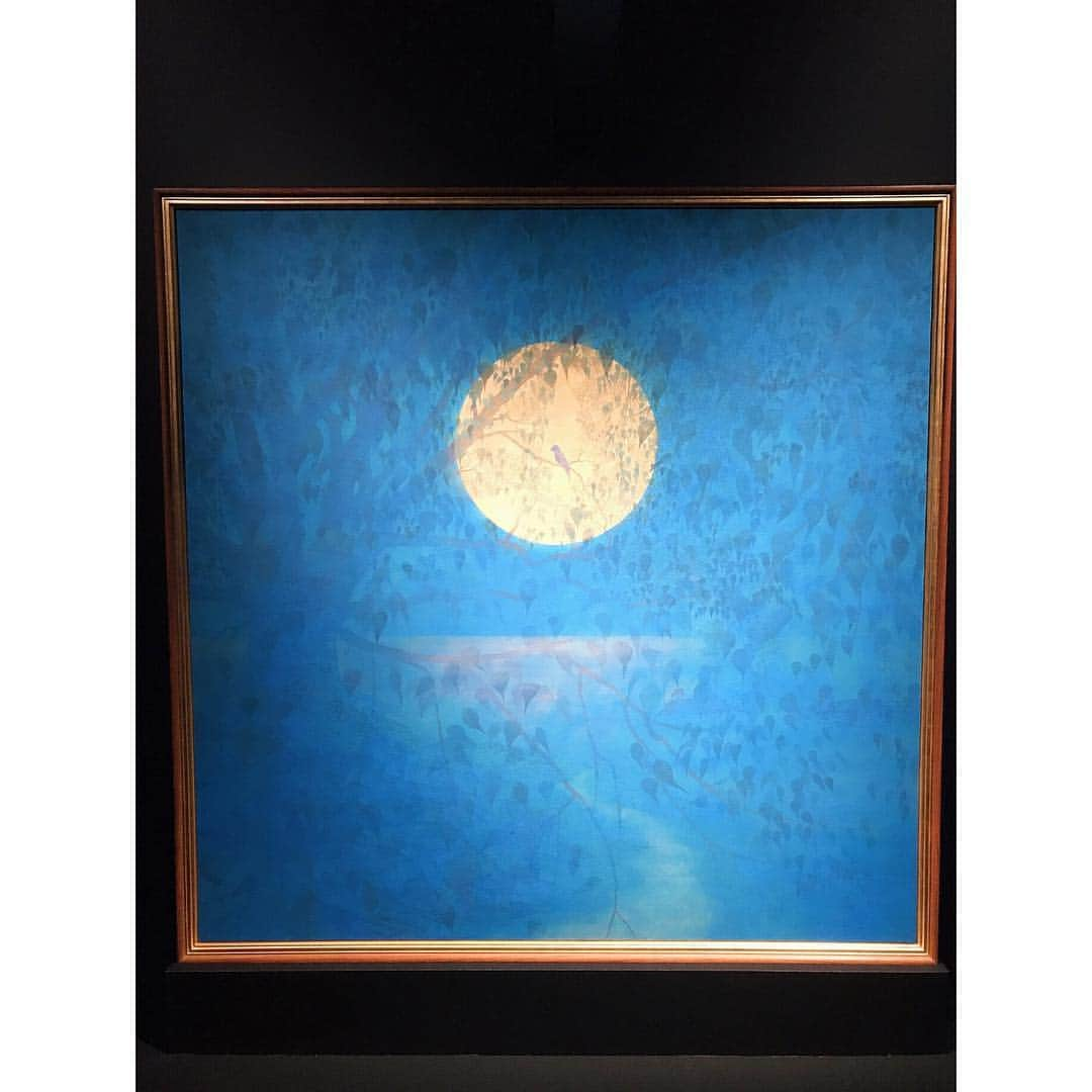 渡辺未優さんのインスタグラム写真 - (渡辺未優Instagram)「. 日本画家 福王寺一彦 展 starry in the moon . 天然宝石を絵の具の顔料としている作品💎 何層にもなって奥深いブルーが美しかった。 . 今回は視覚、聴覚といった五感を 通じて体験できる空間になっていて 神秘的でした🌖 . . #表参道ヒルズ #個展 #日本画 #福王寺一彦  #kazuhikofukuoji #starryinthemoon .」12月2日 11時17分 - _miyu.w_