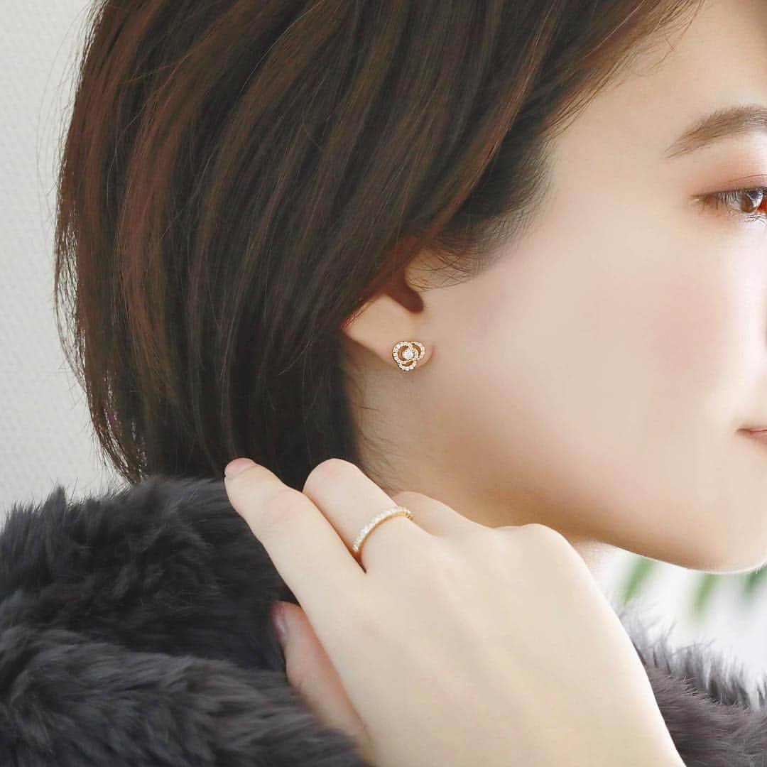 ヴァンドーム青山さんのインスタグラム写真 - (ヴァンドーム青山Instagram)「. 【 coordinate 】 身に着ける人の女性らしさを引き立ててくれるバラモチーフの「クリスティーヌ」シリーズ ピアス。手元はプリンセスカットのダイヤモンドが輝くリングを。上品で優美なジュエリーコーディネートです。 . #jewelry #accessory  #クリスティーヌ #バラ #diamond #ダイヤモンド #christmas #gift #クリスマスプレゼント  #ジュエリーコーデ  #ring #リング #ピアス #piercedearrings  #ヴァンドーム青山  #vendomeaoyama」12月2日 11時20分 - vendomeaoyama_official