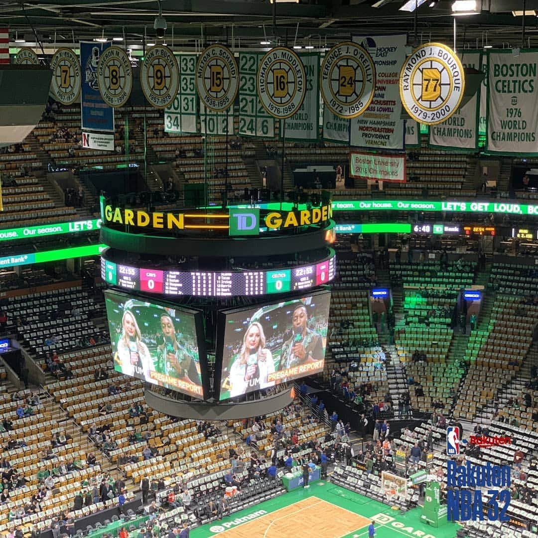 Rakuten NBA 32さんのインスタグラム写真 - (Rakuten NBA 32Instagram)「. 東海岸でも特にスポーツ人気が高い街、ボストンのTDガーデンよりCelticsのアリーナについてリポート！ . TDガーデンといえば、寄木細工のフロアが印象的！ . 天井には、過去最高17度の優勝を誇る名門Celticsのこれまでの優勝旗が掲げられており、NBAというリーグと共に歩んだCelticsの深い歴史を感じることができます。 . そしてさらに、今後2年間で大規模な改修・増築を行うことも発表されました。 今後どのようにレベルアップするのか楽しみですね。 . 要塞とまで言わしめるTDガーデンは ホームゲーム座席稼働率でも高成績を記録。 TDガーデンのファンは非常に熱狂的なのです！ . そんな誇り高きBoston現地の雰囲気も相まって、NBA屈指の名門であるBoston Celticsから目が離せません。 . -------------------- 楽天NBA32ではNBAの最新情報を発信しています。 選手インタビューやバスケアイテムの紹介など、耳寄り情報が盛りだくさん！ NBAの最新情報をゲットしたい方は @rakuten_nba32 をフォロー！ アリーナ情報は #rakutennba32_arena をチェックしてください。 -------------------- . #nba #nbabasketball #RakutenTV #rakutennba32 #basketball #楽天TV #楽天NBA32#バスケ #バスケ🏀 #バスケットボール #バスケ女子 #バスケ好きな人と繋がりたい #バスケ部 #バスケしたい #バスケ観戦 #古豪 #ボストン #セルティックス #BOS  #カイリーアービング #ゴードンヘイワード #ジェイレンブラウン #ジェイソンテイタム #BostonCeltics #TDGarden #名門 #Boston」12月2日 11時24分 - rakuten_nba32