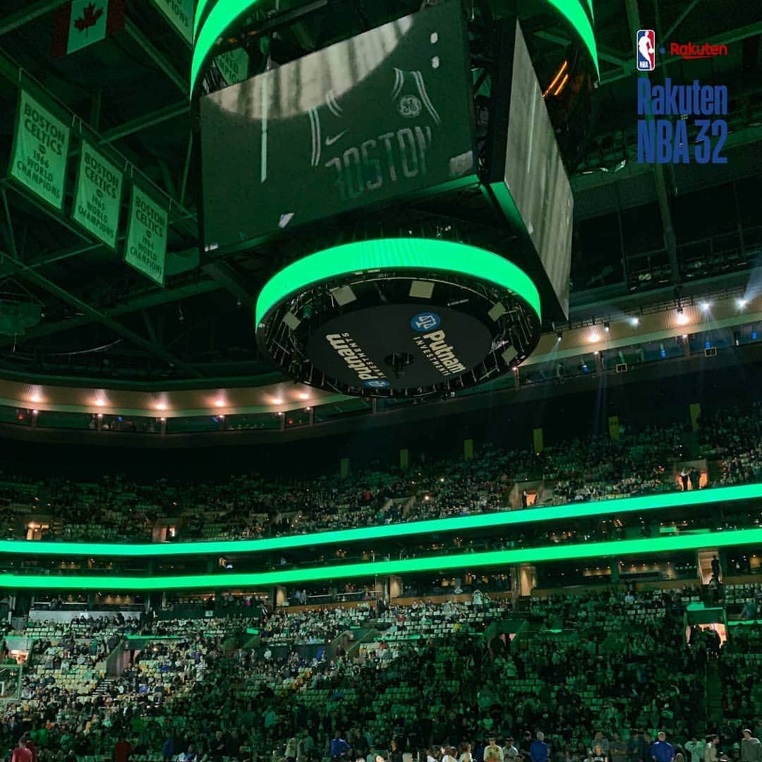 Rakuten NBA 32のインスタグラム：「. 東海岸でも特にスポーツ人気が高い街、ボストンのTDガーデンよりCelticsのアリーナについてリポート！ . TDガーデンといえば、寄木細工のフロアが印象的！ . 天井には、過去最高17度の優勝を誇る名門Celticsのこれまでの優勝旗が掲げられており、NBAというリーグと共に歩んだCelticsの深い歴史を感じることができます。 . そしてさらに、今後2年間で大規模な改修・増築を行うことも発表されました。 今後どのようにレベルアップするのか楽しみですね。 . 要塞とまで言わしめるTDガーデンは ホームゲーム座席稼働率でも高成績を記録。 TDガーデンのファンは非常に熱狂的なのです！ . そんな誇り高きBoston現地の雰囲気も相まって、NBA屈指の名門であるBoston Celticsから目が離せません。 . -------------------- 楽天NBA32ではNBAの最新情報を発信しています。 選手インタビューやバスケアイテムの紹介など、耳寄り情報が盛りだくさん！ NBAの最新情報をゲットしたい方は @rakuten_nba32 をフォロー！ アリーナ情報は #rakutennba32_arena をチェックしてください。 -------------------- . #nba #nbabasketball #RakutenTV #rakutennba32 #basketball #楽天TV #楽天NBA32#バスケ #バスケ🏀 #バスケットボール #バスケ女子 #バスケ好きな人と繋がりたい #バスケ部 #バスケしたい #バスケ観戦 #古豪 #ボストン #セルティックス #BOS  #カイリーアービング #ゴードンヘイワード #ジェイレンブラウン #ジェイソンテイタム #BostonCeltics #TDGarden #名門 #Boston」