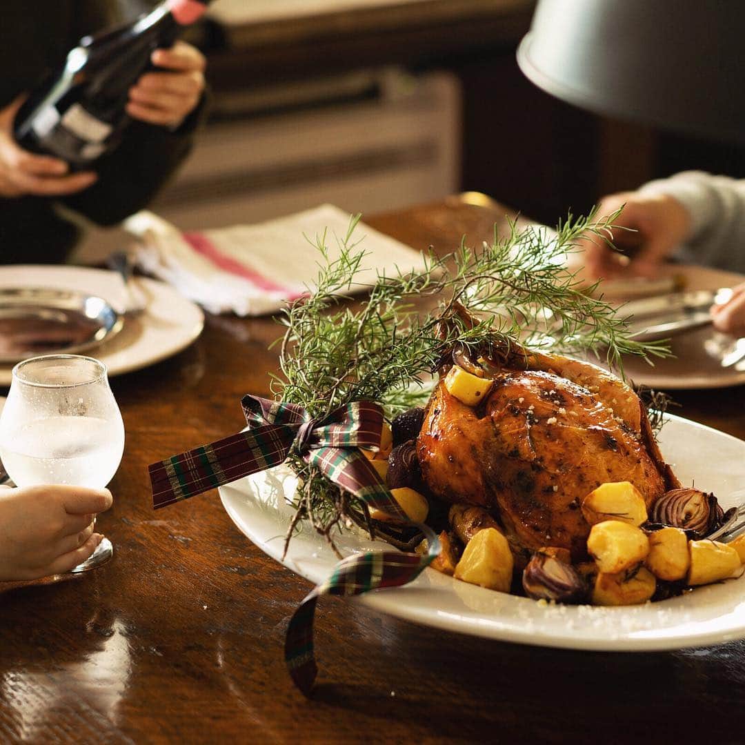 土屋鞄さんのインスタグラム写真 - (土屋鞄Instagram)「12月がやってきましたね。家族や友人と集まる機会も増えるこの季節、いつも以上に腕をふるって、パーティーのおもてなし料理に挑戦してみるのはいかがですか。見た目にも豪華なスパイシーローストチキンのレシピは、ご請求を受け付けているクリスマスBOOK、または特設サイトでご覧いただけます。大切な人たちとの楽しい時間を、ゆっくりと過ごしていただけますように。  #クリスマス #ブック #暮らし #暮らしを楽しむ #レシピ #土屋鞄 #土屋鞄製造所」12月2日 12時35分 - tsuchiya_kaban
