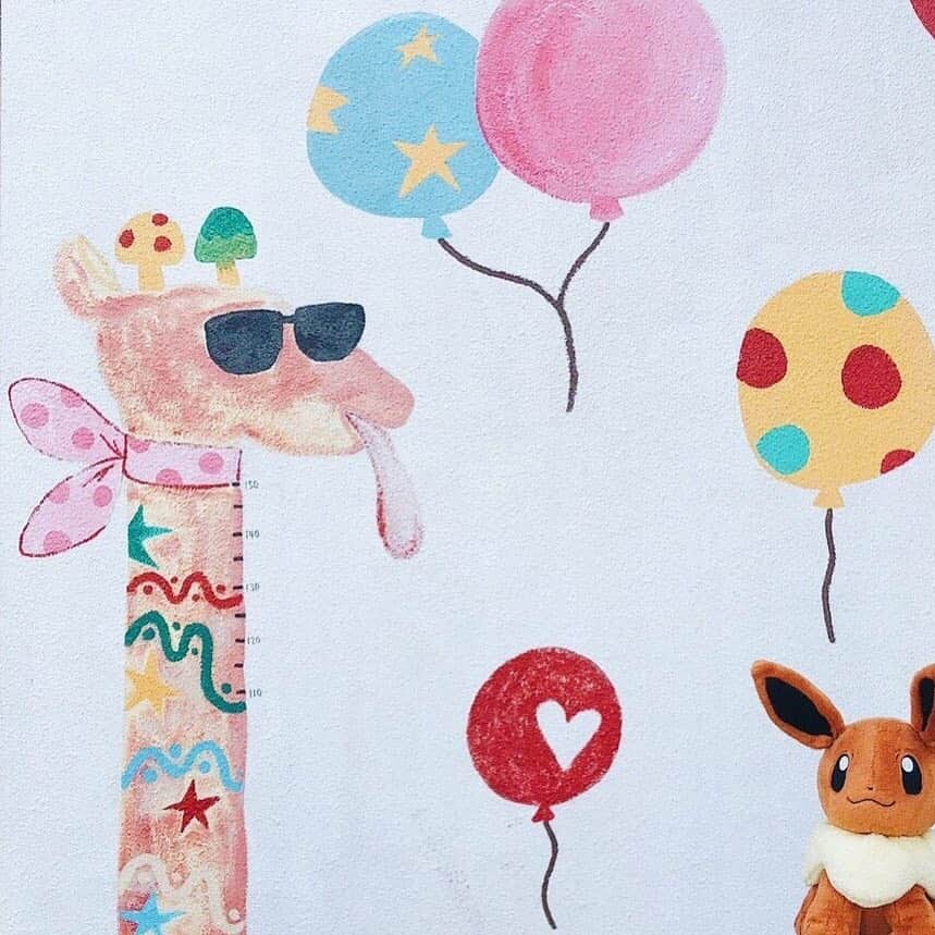【公式】プロジェクトイーブイのインスタグラム：「⠀ 📍Okayama, Okayama / 岡山（岡山）⠀ ⠀ まるでイーブイが絵の世界に飛び込んだような写真が撮れたよ😍⠀ 優しい雰囲気のイラストがとても可愛いね✨⠀ ⠀ So many balloons, it feels like a birthday party😍⠀ ⠀ ⠀ #traveleevee#トラベルイーブイ#ポケモン⠀⠀⠀ #projecteevee#プロジェクトイーブイ#イーブイ⠀⠀⠀ #pokemon#eevee#eievui#travel#japantrip#cute⠀ #岡山#岡山観光#観光スポット#okayama#balloons⠀ #wallart#art#wallartwork#壁部#可愛い壁#風船⠀ #イラスト#フォトジェニック#インスタ映え#映えスポット⠀」