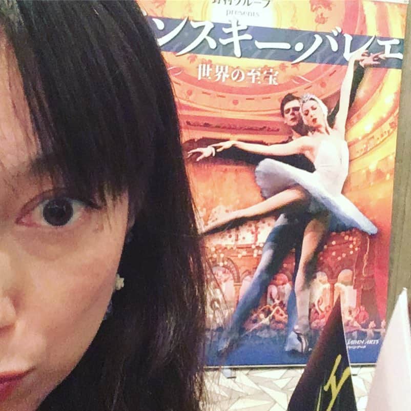 佐伯日菜子さんのインスタグラム写真 - (佐伯日菜子Instagram)「#マリインスキーバレエ 日本公演観て来ました。 #東京文化会館 は小学生の頃、初めてボリショイバレエ団の「白鳥の湖」を観た場所なのでとっても思い出深く、行く度にワクワクします。 #永久メイ さんが本当に美しかった！正確でエレガントで華やか。#エカテリーナオスモールキナ さんの#ローズアダージオ も中世の雰囲気が美しく、身体能力の高さにため息。#キミンキム さんの跳躍！そのまま飛んでいってしまいそうだった！#レナータシャキロワさんとの#タリスマン凄く良かったな。本当に地上に降りて来た女神だった！期待の#マリアホーレワ さん絵に描いたような美しいバレリーナ。 素晴らしすぎるスタイルのマリインスキーバレエ団の皆さんの中で伸び伸びと踊られていた#石井久美子さんも素敵でした！ バレエってやっぱり良いね！」12月3日 0時38分 - hinakosaeki