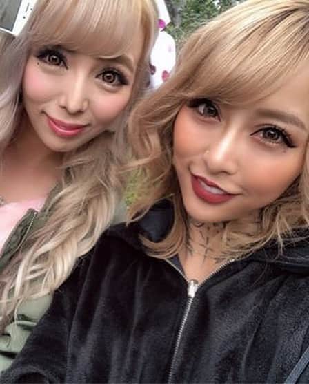 霜月るなさんのインスタグラム写真 - (霜月るなInstagram)「今日ゎhot rod来てくれた方ありがとうございました❤️楽しかった🤩去年より更にエロカワにパワーアップしてみました😆麻那ちんがセクシーやったしエロいからあたしもカメコみたいにケツばっかり見ていた笑🤣毎年呼んでくれているbootlegさんありがとうございます🤩お疲れ様でした！🥳 来年のオートメッセも麻那ちん出るからぜひぜひきてね😍 #hot rod#横浜#パシフィコ横浜  #bootleg#car#bike#アメ車#キャンギャル#イベント#セクシー#エロカワ#ギャル#泉麻那#霜月るな」12月2日 23時14分 - shimoruna