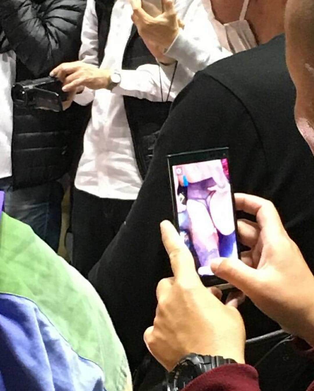 霜月るなさんのインスタグラム写真 - (霜月るなInstagram)「今日ゎhot rod来てくれた方ありがとうございました❤️楽しかった🤩去年より更にエロカワにパワーアップしてみました😆麻那ちんがセクシーやったしエロいからあたしもカメコみたいにケツばっかり見ていた笑🤣毎年呼んでくれているbootlegさんありがとうございます🤩お疲れ様でした！🥳 来年のオートメッセも麻那ちん出るからぜひぜひきてね😍 #hot rod#横浜#パシフィコ横浜  #bootleg#car#bike#アメ車#キャンギャル#イベント#セクシー#エロカワ#ギャル#泉麻那#霜月るな」12月2日 23時14分 - shimoruna